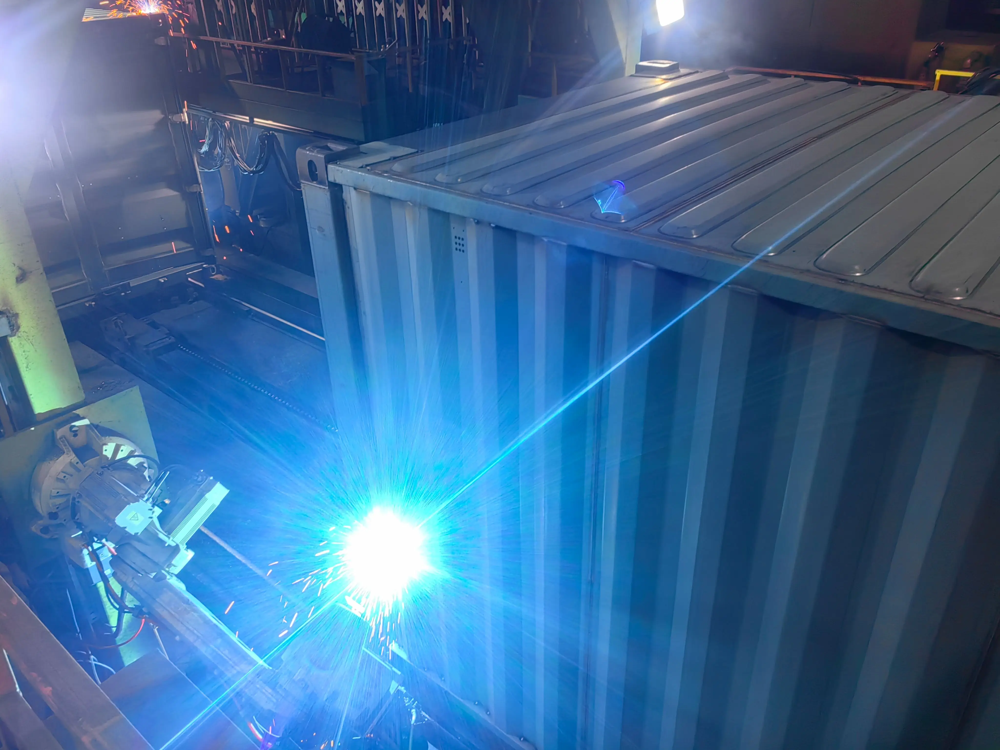 Special vertical welding equipment for container production