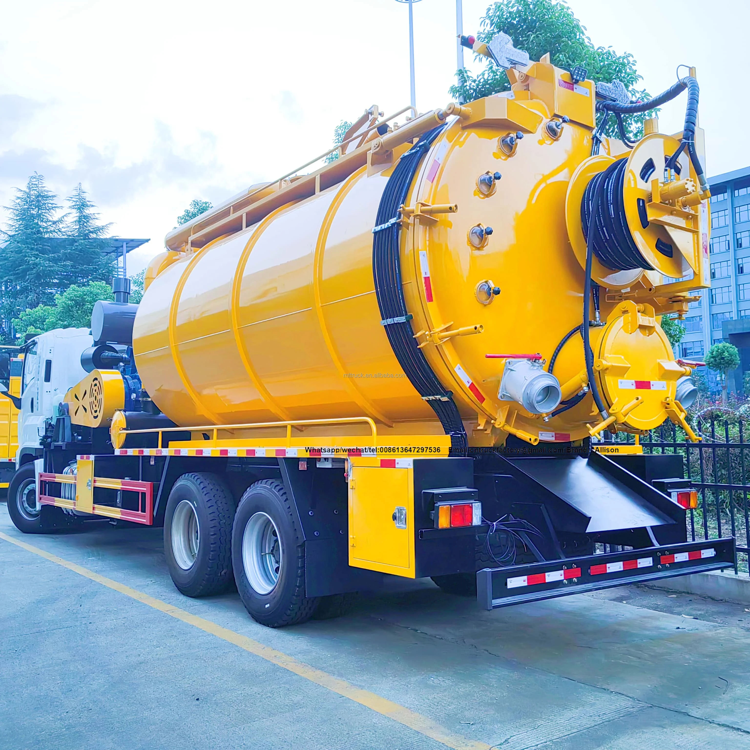 Isuzuu/Dongfeng/HOWO Manual Sewer Jetting Truck with Diesel Fuel 4x2 Drive Type Vacuum Pump Sewage Suction Septic Tank Use
