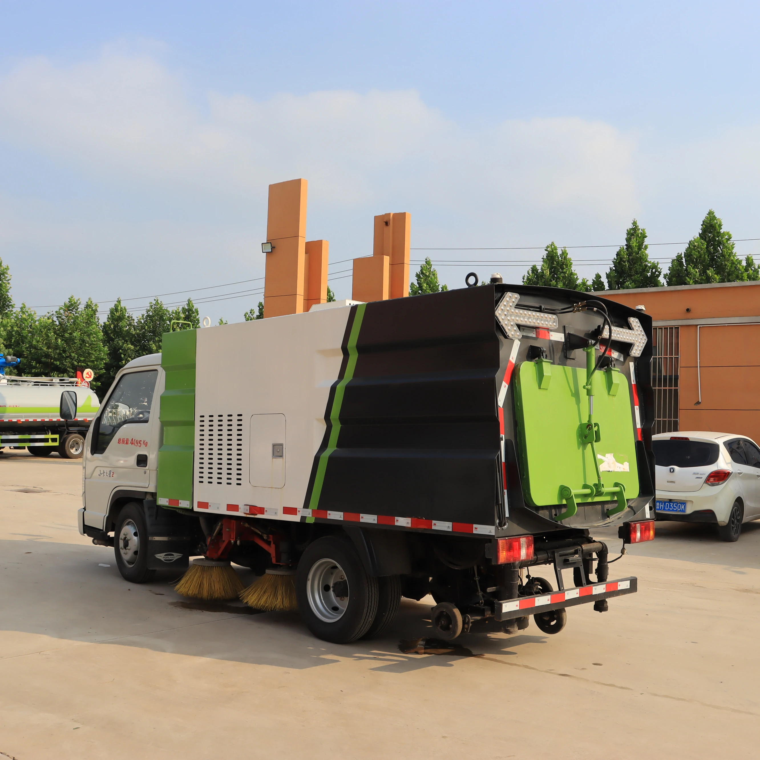 Second hand large park sweeper, scenic area property sweeper, flexible operation