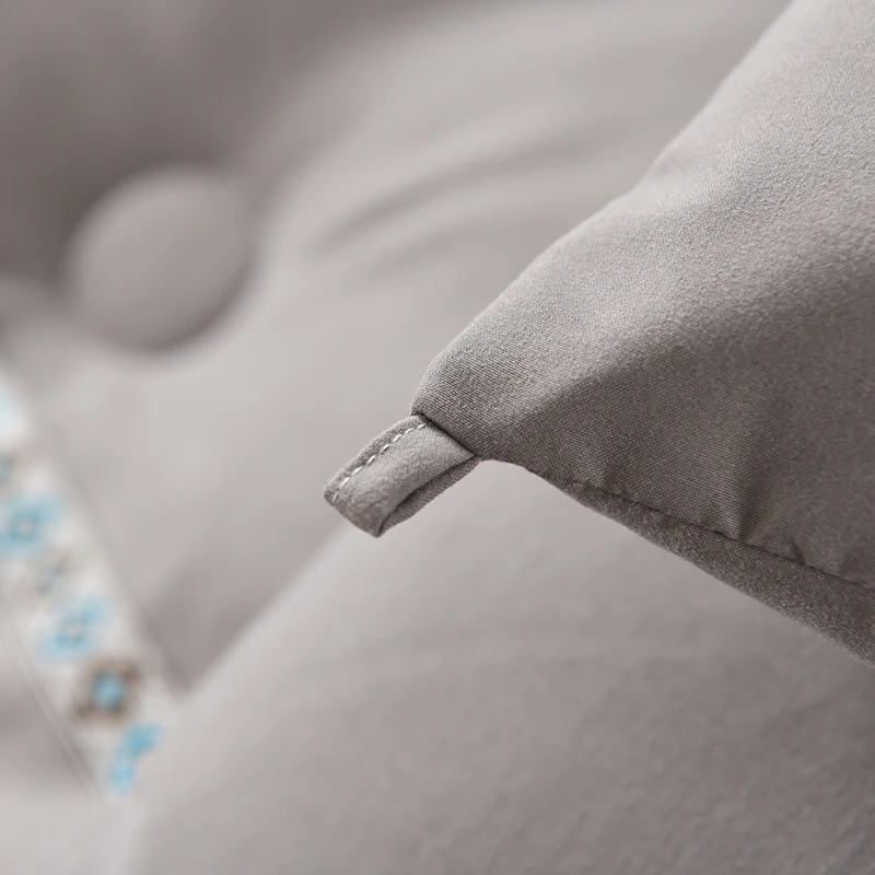 Wholesale Ultra Soft Hotel Brushed Microfibre Custom Solid Color Satin Embossed Polyester Fiber Comfort Bedding Quilt