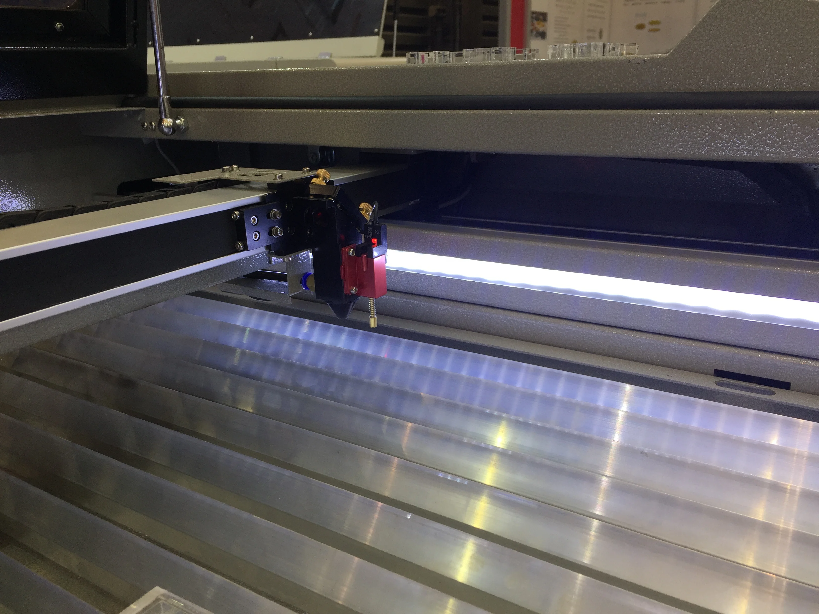 Mira 9 Leather Cutting and Engraving Machine RECI/EFR /ordinary Co2 Laser Tube/rf Metal Tube Class 1 Laser Aeon 0~70000mm/min