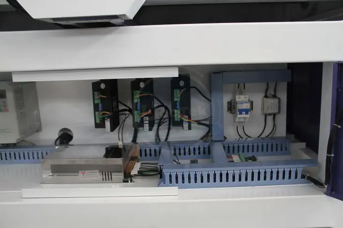  Миниатюрный алюминиевый фрезерный станок с ЧПУ Acctek AKM6090 Т-образным пазом и водяным шпинделем для мягкого металла камня