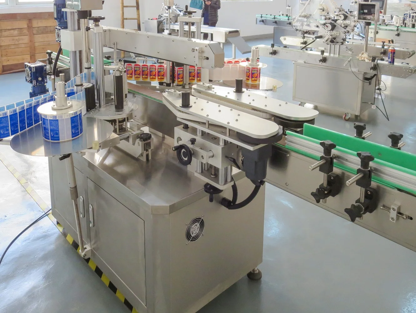 Factory adhesive label square flat PET glass bottle front back labeling applicator machine