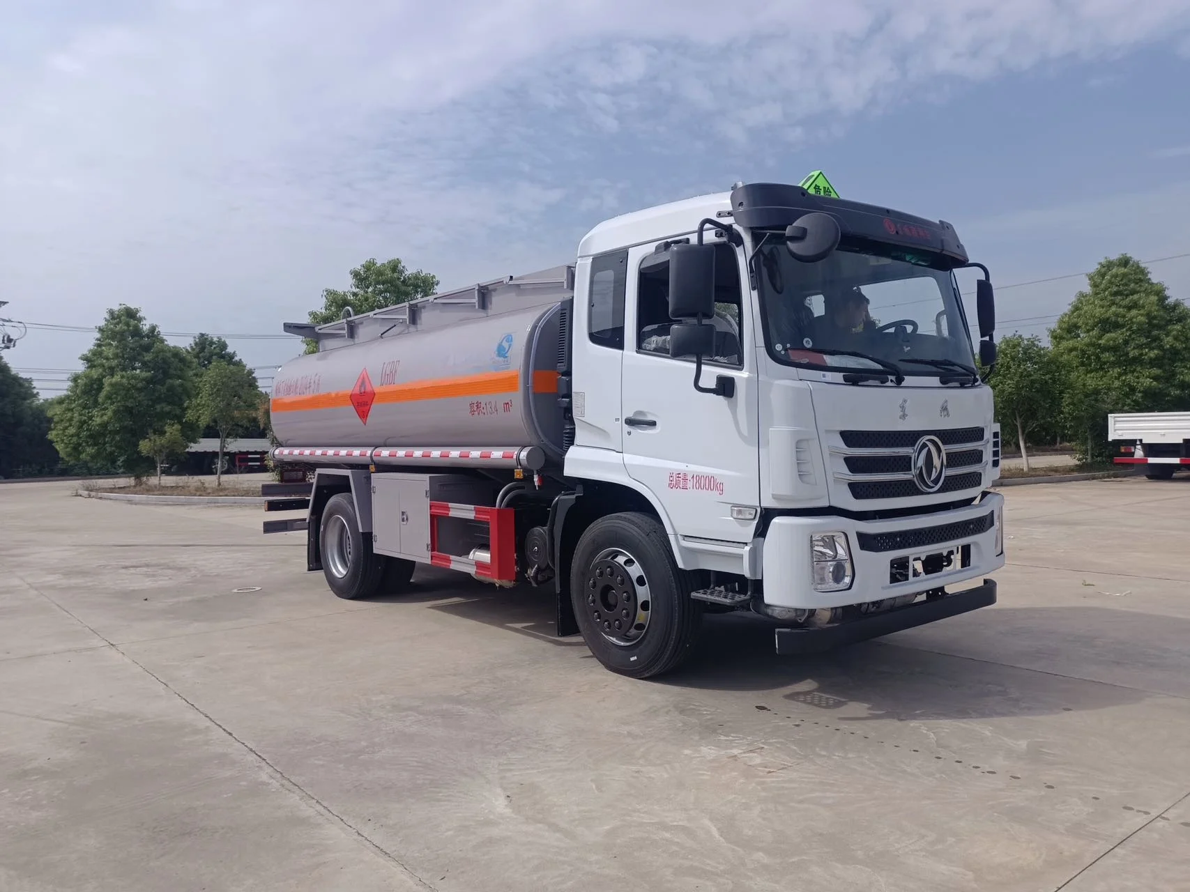 Высококачественные автоцистерны для нефтяного топлива 4x2 Заводская поставка-галлонные Габаритные