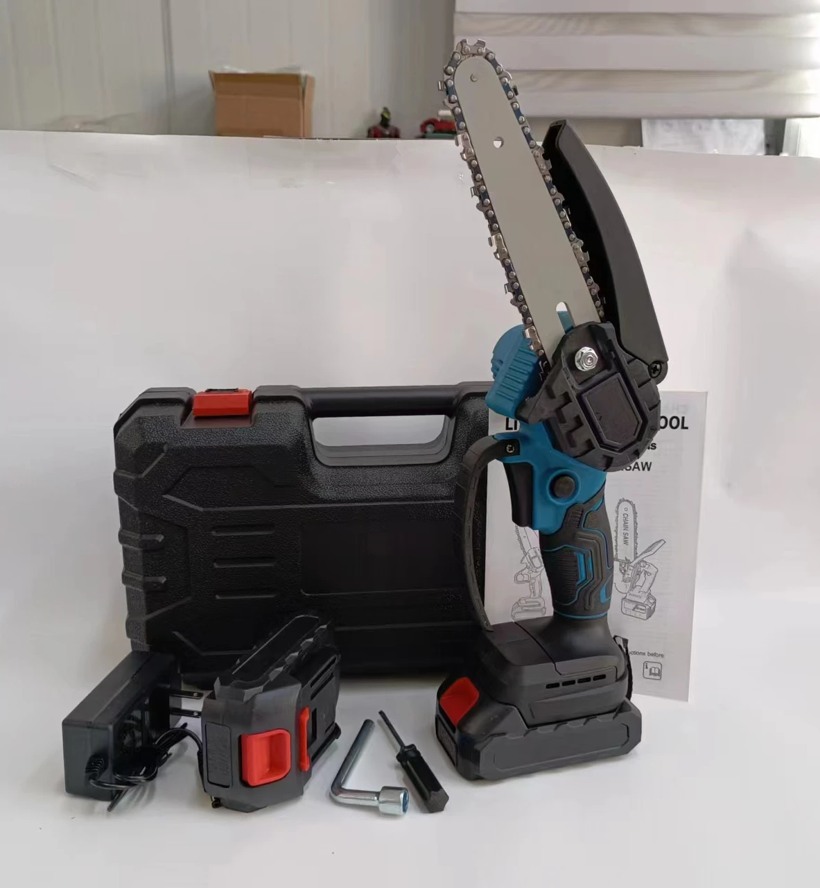 21vBattery Wood Mini chain saw Lithium electric chain saw Portable single hand saw