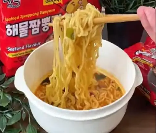 Best Selling Delicious Korean Wholesale Easy Cooking Original Halal Food Yummy Spicy Instant Soup Noodles Pack