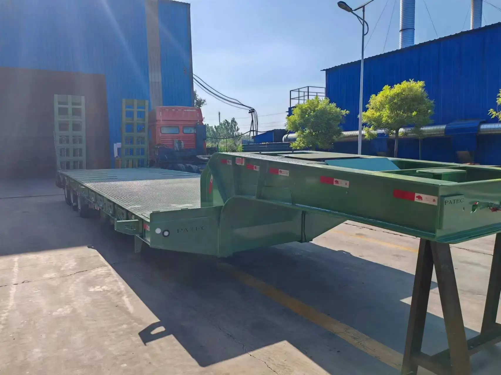 JianXing Brand 3axle Green Gooseneck Container Lowbed Semi Trailer 50Ton 60Ton Heavy Equipment Transport Semi Trailer for Sale