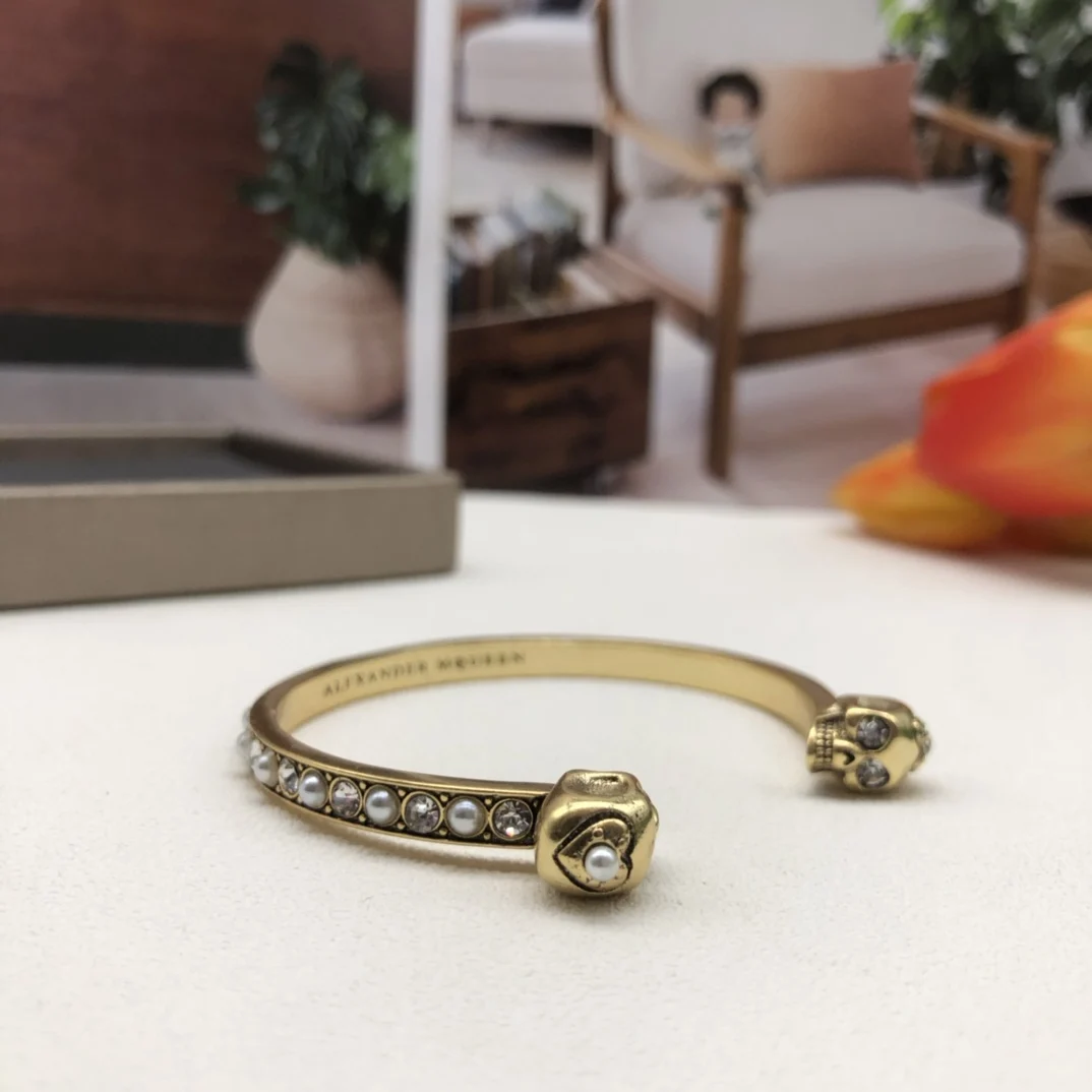 Alexanderxx McQueens Wholesale New 925 Silver Inlaid Zircon Pearl Open Bracelet with Exquisite Accessories to Give to Friends