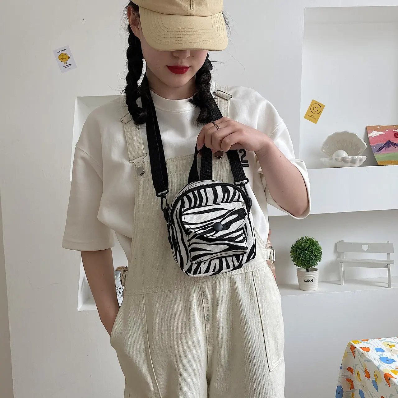 Wholesale Cute cow pattern small bag female 2023 new girl student mobile phone bag slung canvas bag