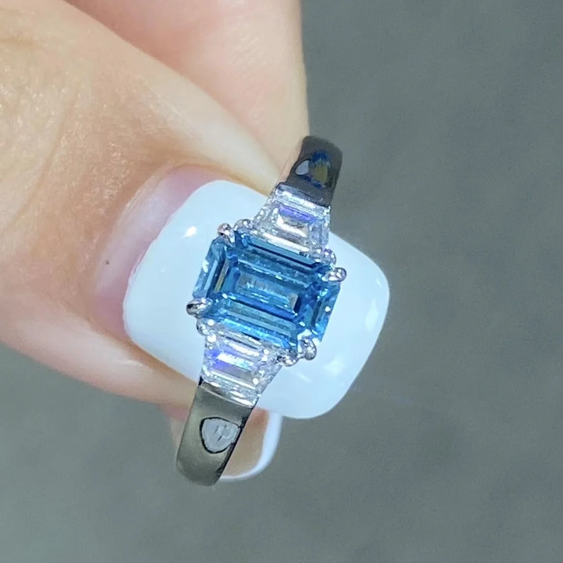 CVD Emerald Cut 1ct SI1 Matched Jewelry IGI Certificated 18K Gold  Lab Grown Blue Diamonds Ring