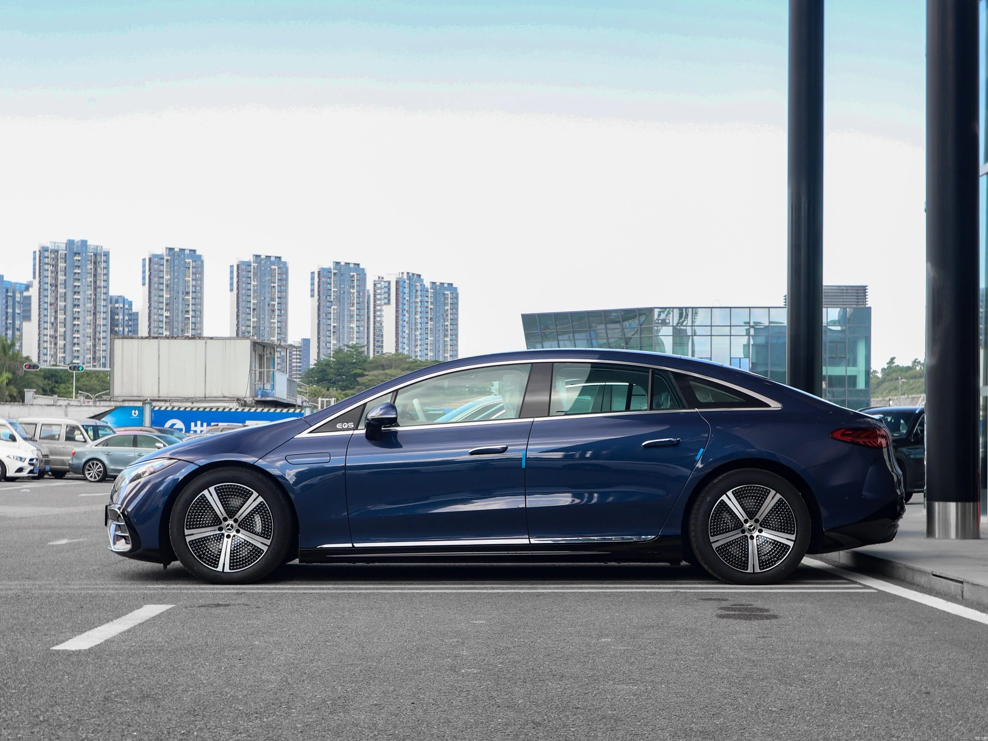 Аккуратно чистый Подержанный 2022 Merceds-Benc EQS 450 + 4dr Седан доступен