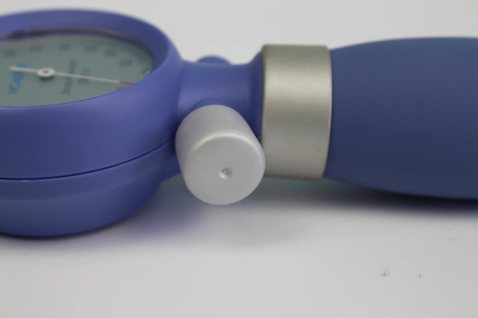 HONSUN HS-201Y Economical Aneroid Sphygmomanometer Palm Wrist Sphygmomanometer With Unique Shock Resistant Case