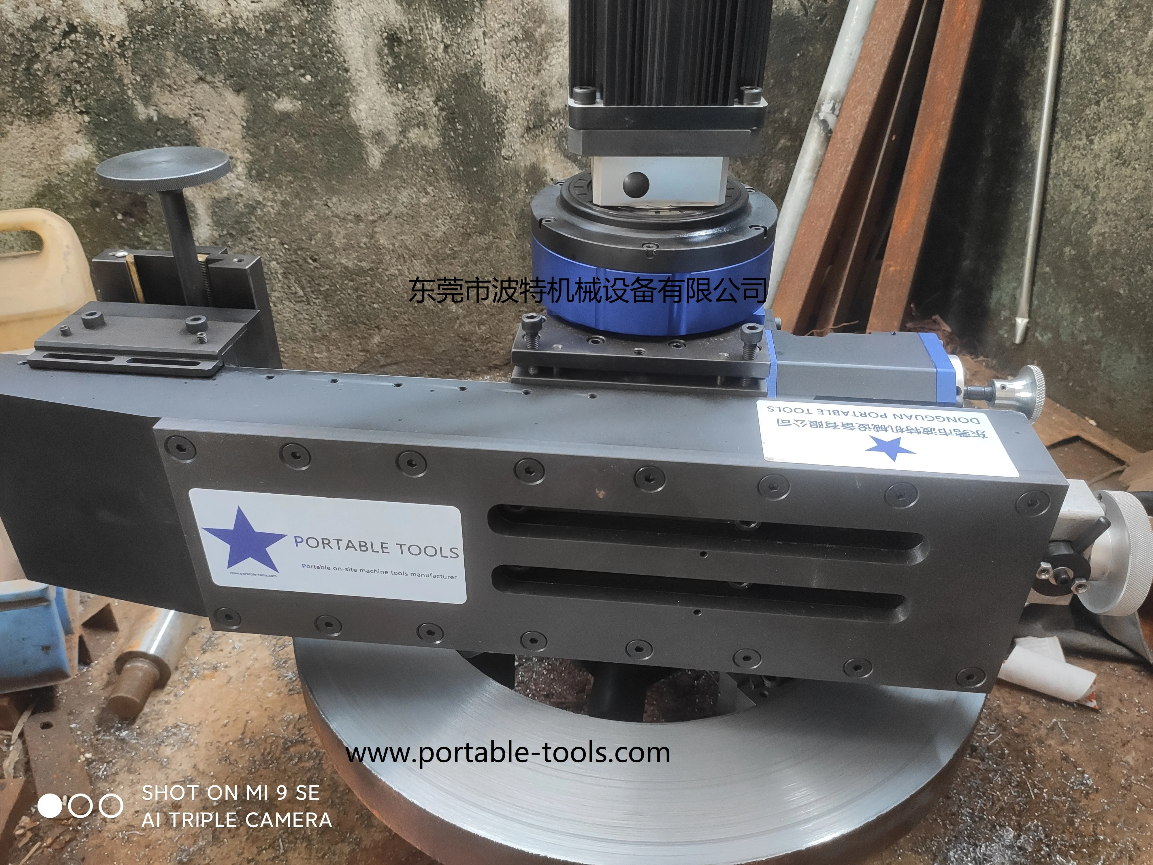 Portable flange facing machine for refinery value pipe flange repairing