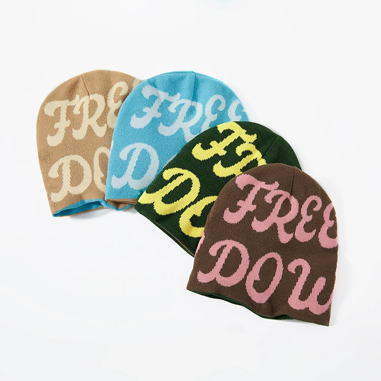 Вязаная шапка с жаккардовым узором