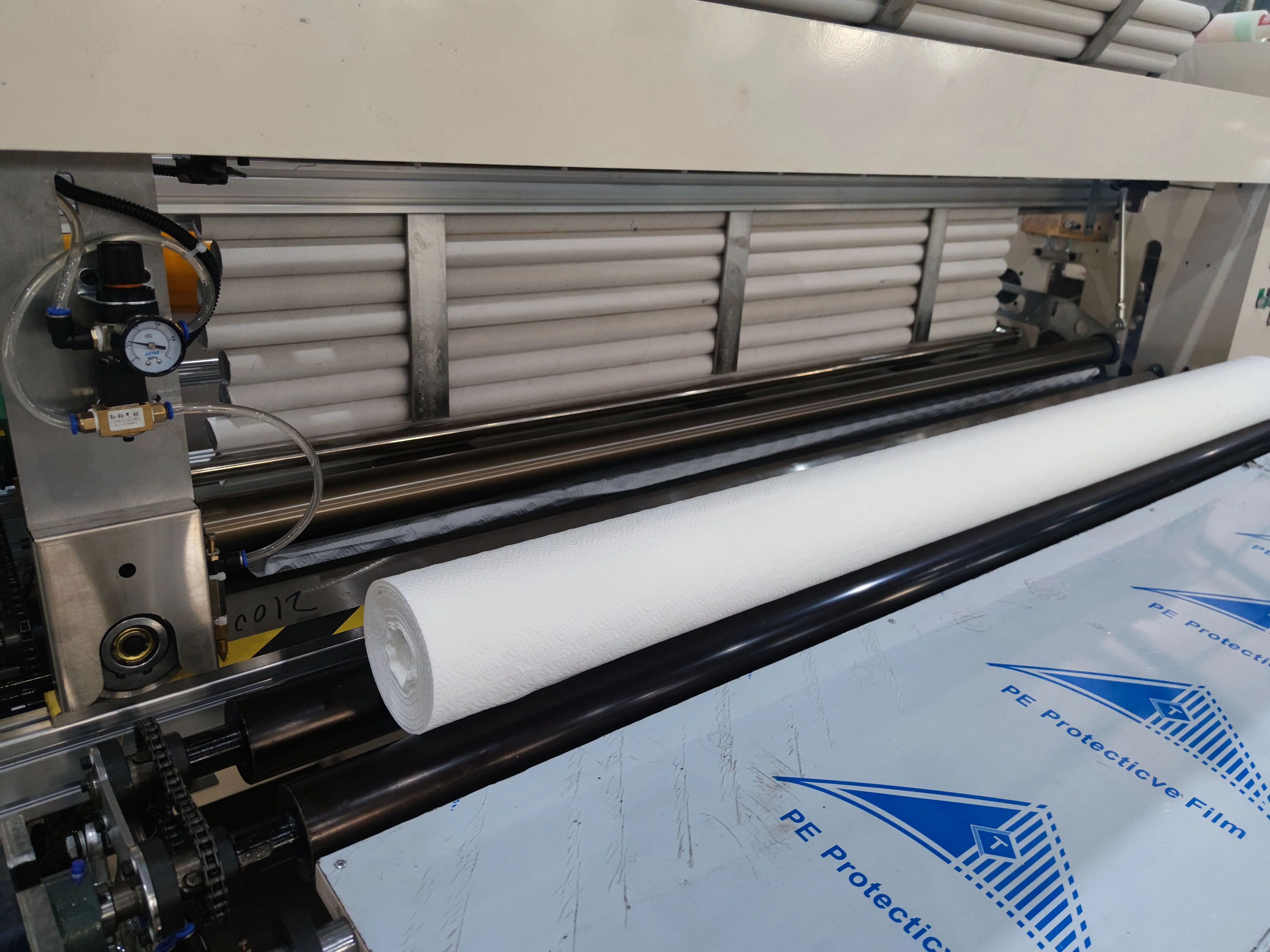 Automatic punching rewinding toilet paper bathroom tissue roll production machinery / maquina de hacer papel para bao