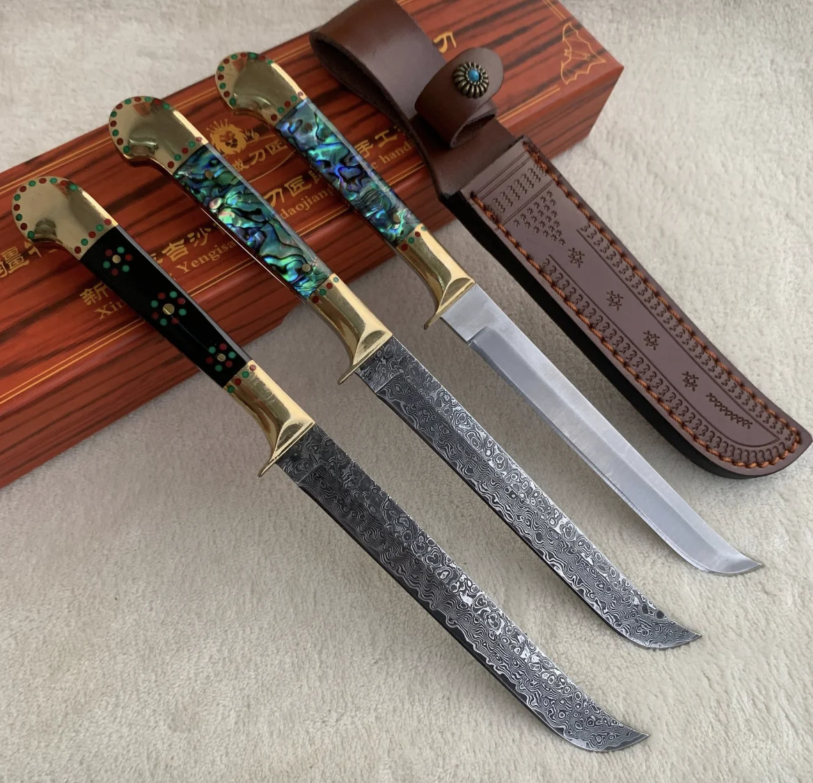 Handmade Forged Damascus Steel Hunting Fixed Blade Knife With Horn Handle And Vintage Leather Sheath For Camping