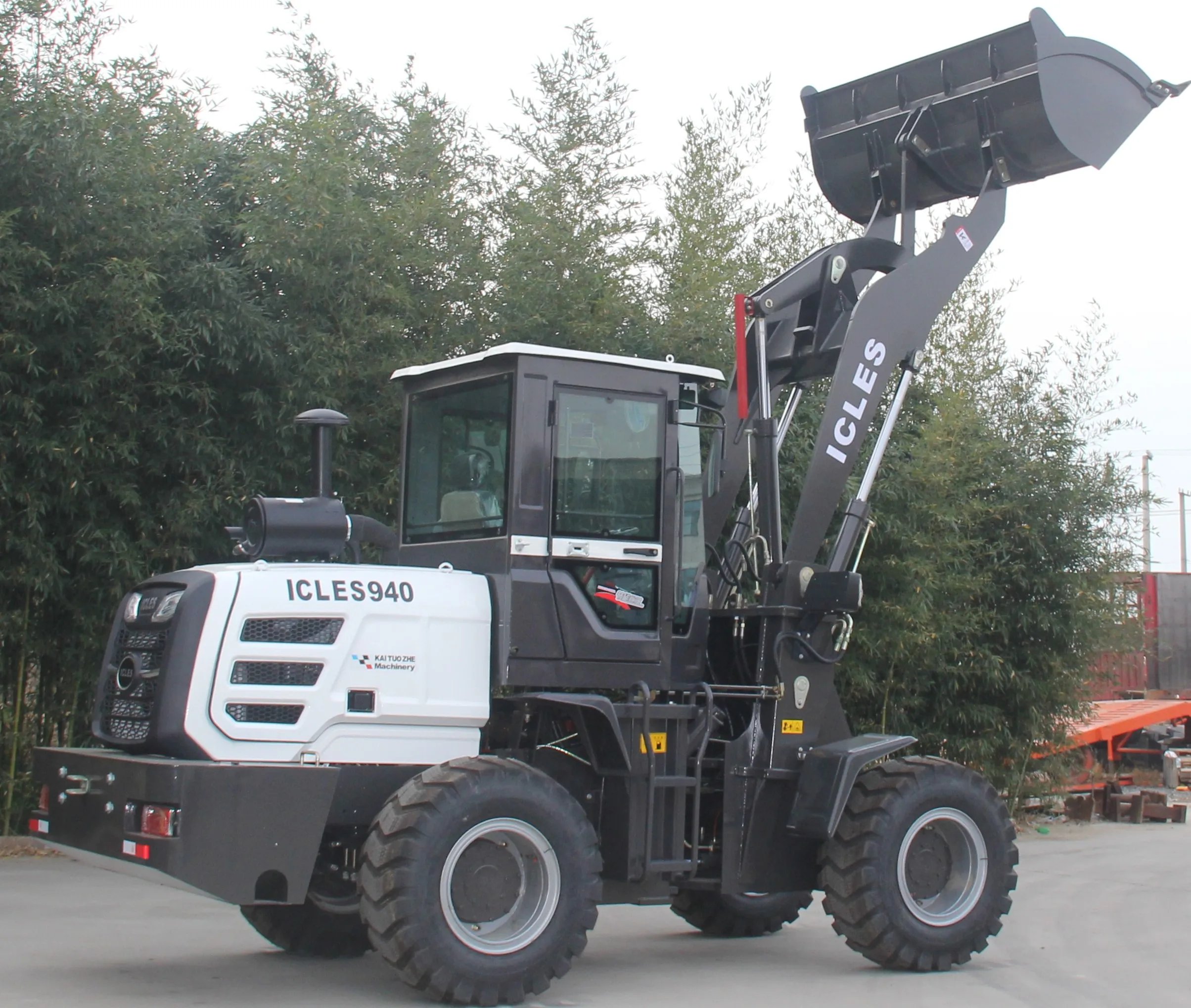 The 940 wheel loader with strong hydraulic output power comes with CE certificate