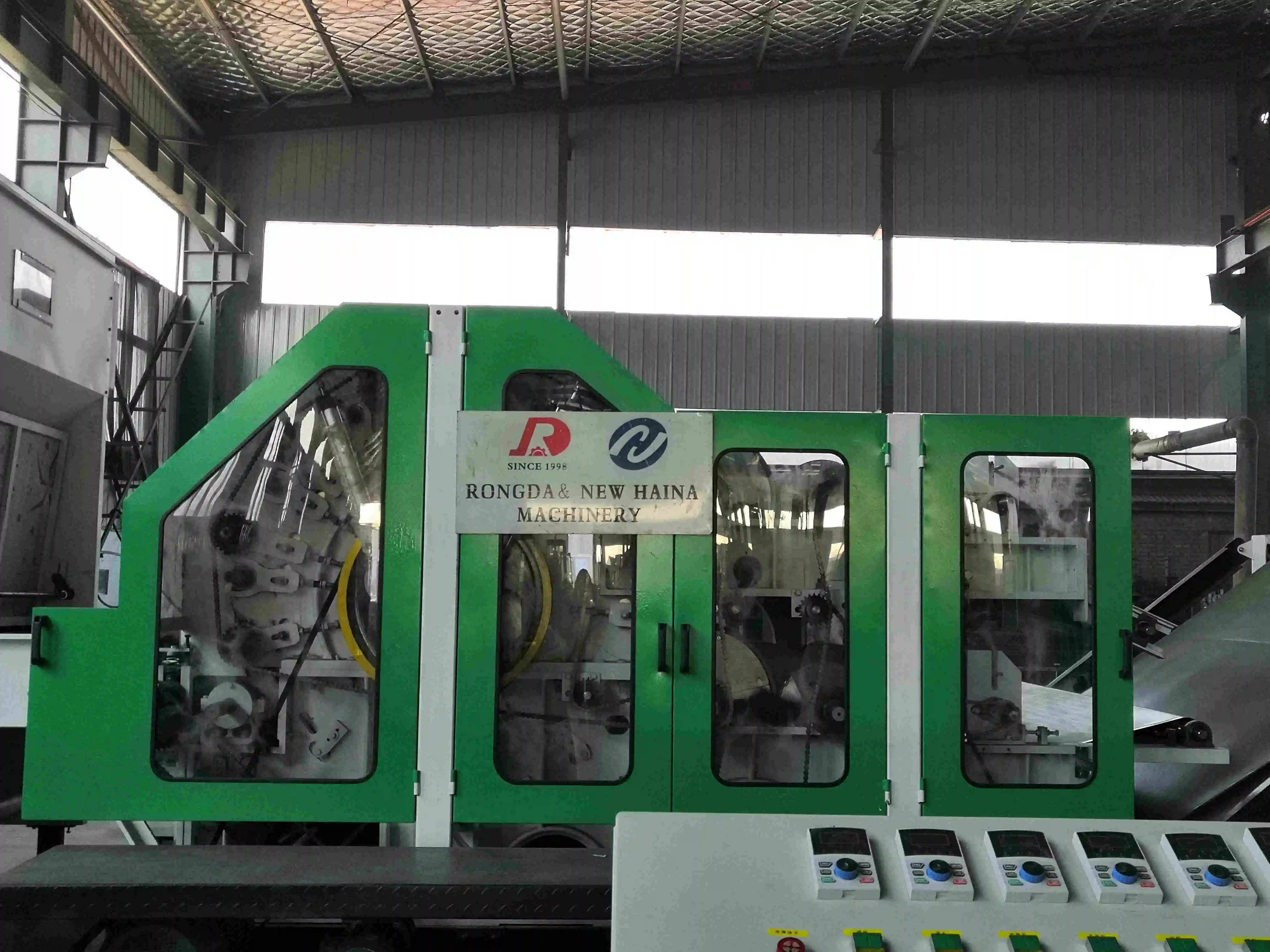 Non-woven fabric production machine Polyester fiber is evenly carded into a web to make a felt carding machine