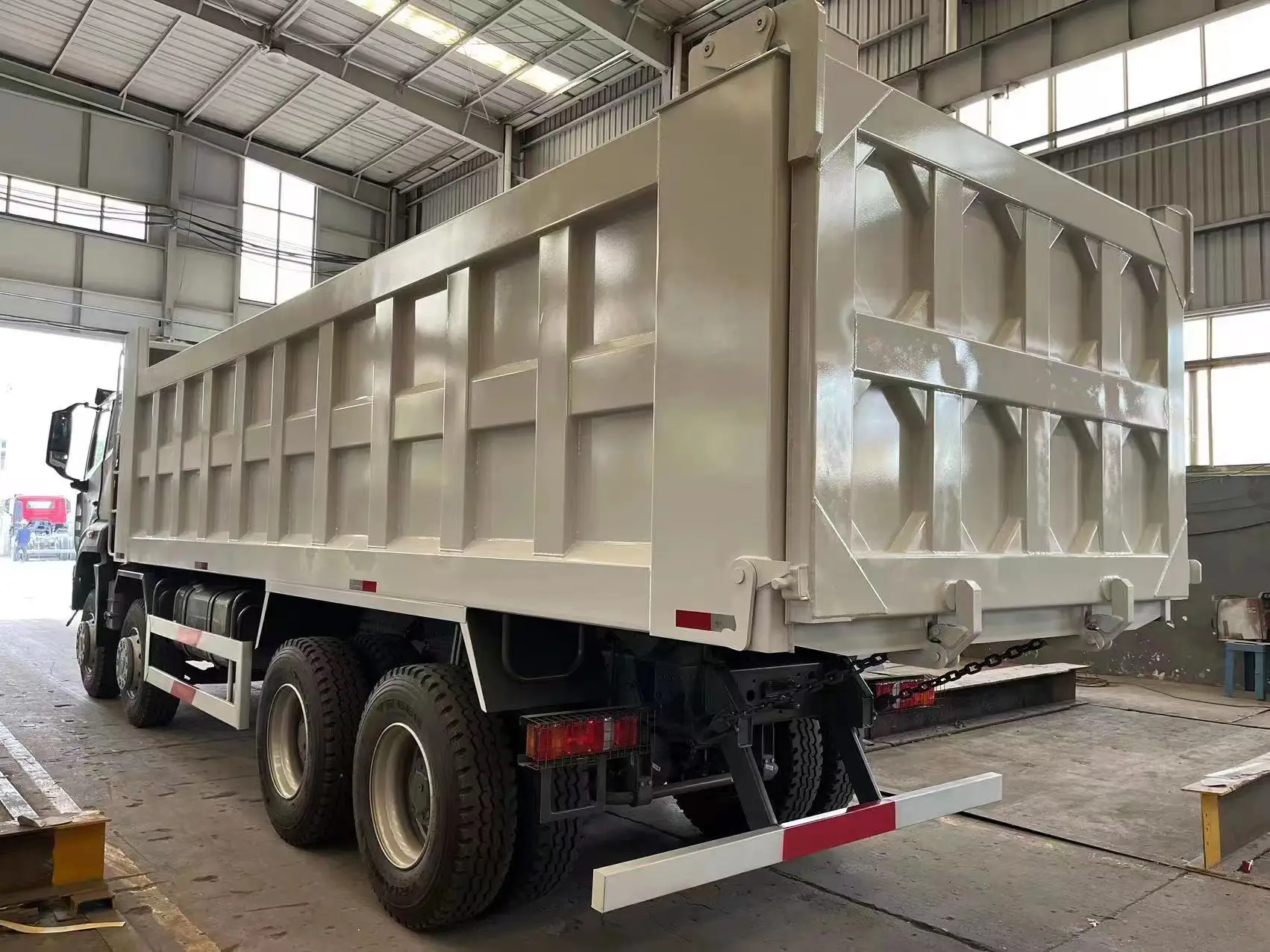 Hot Sale Brand New China HOWO SINO TRUCK 12 Wheeler 30 Cubic Meters 40tons 8x4 Dump Tipper Truck Big Loading in Mining