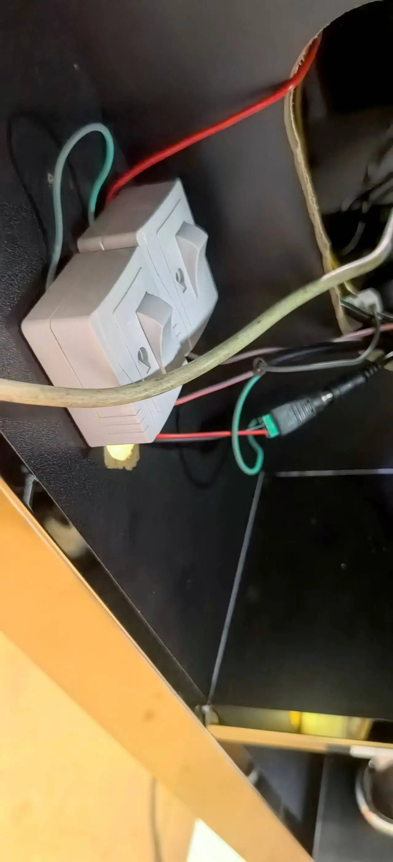 MOQ 1  Hot Sale  Full Size LED GOLD  Mirror Station Used  Total Station For Sale Lighted Salon Stations With TV 10 Years Life