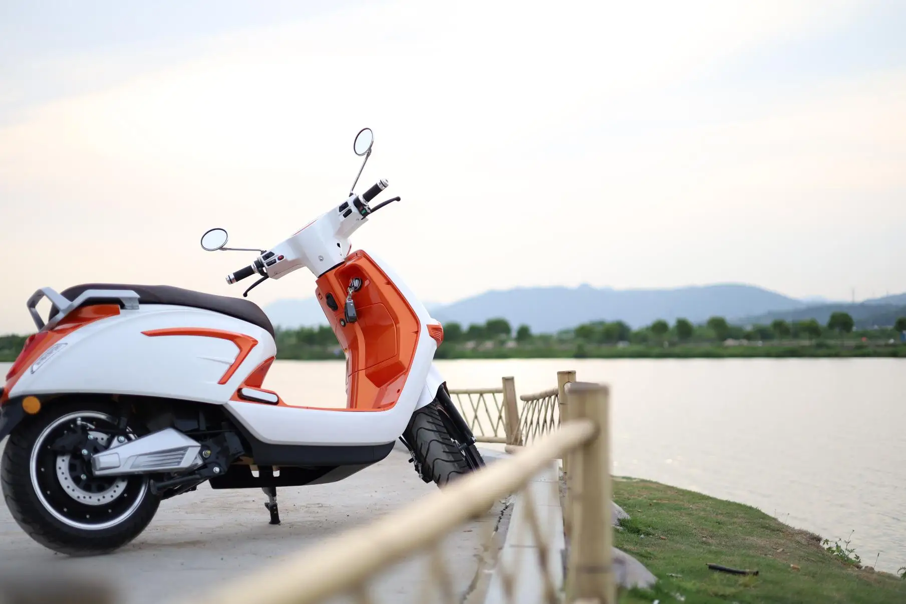 EEC New  model vespa e 13inch 2500w lithium orange two wheel electric scooter  adults sale in european e motorcycle