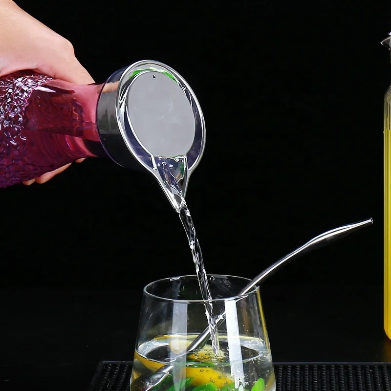 Hot sale Reusable Transparent Acrylic Water Bottle Food Grade Plastic Water Bottle   For Christmas Party juice Bottle