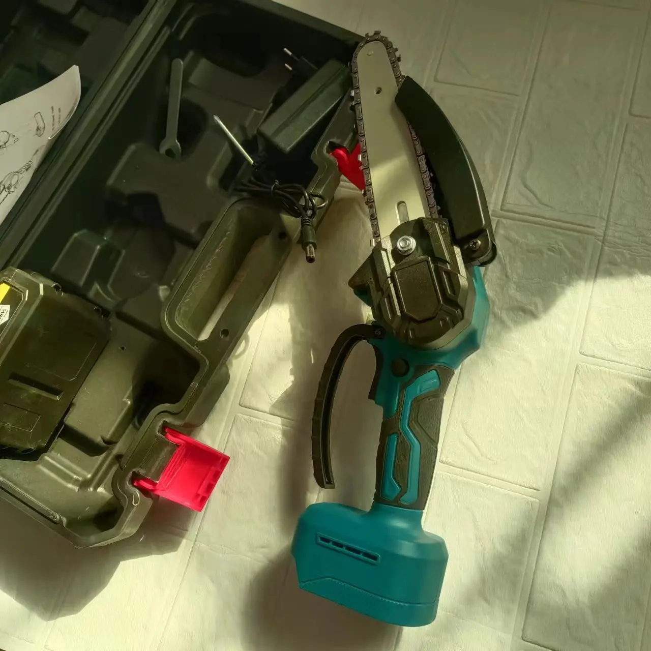 24v Lithium Battery Rechargeable Portable Electric Chainsaw mill 6 Inch Cordless Mini Chain Saw brushless