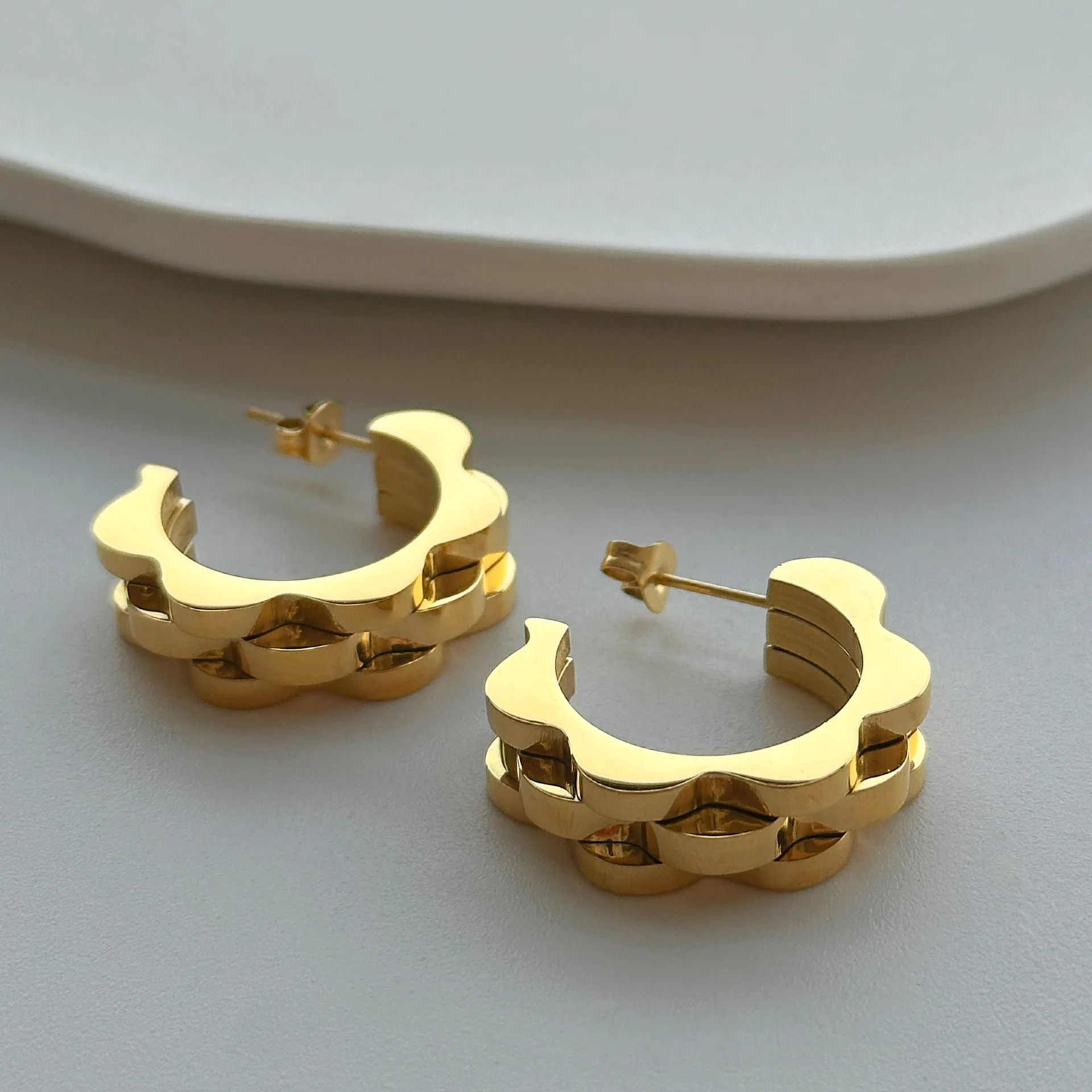 New 18k Gold Plated Unique Hypoallergenic Stainless Steel Polished Vintage Minimalist Gear Design Strap Earrings