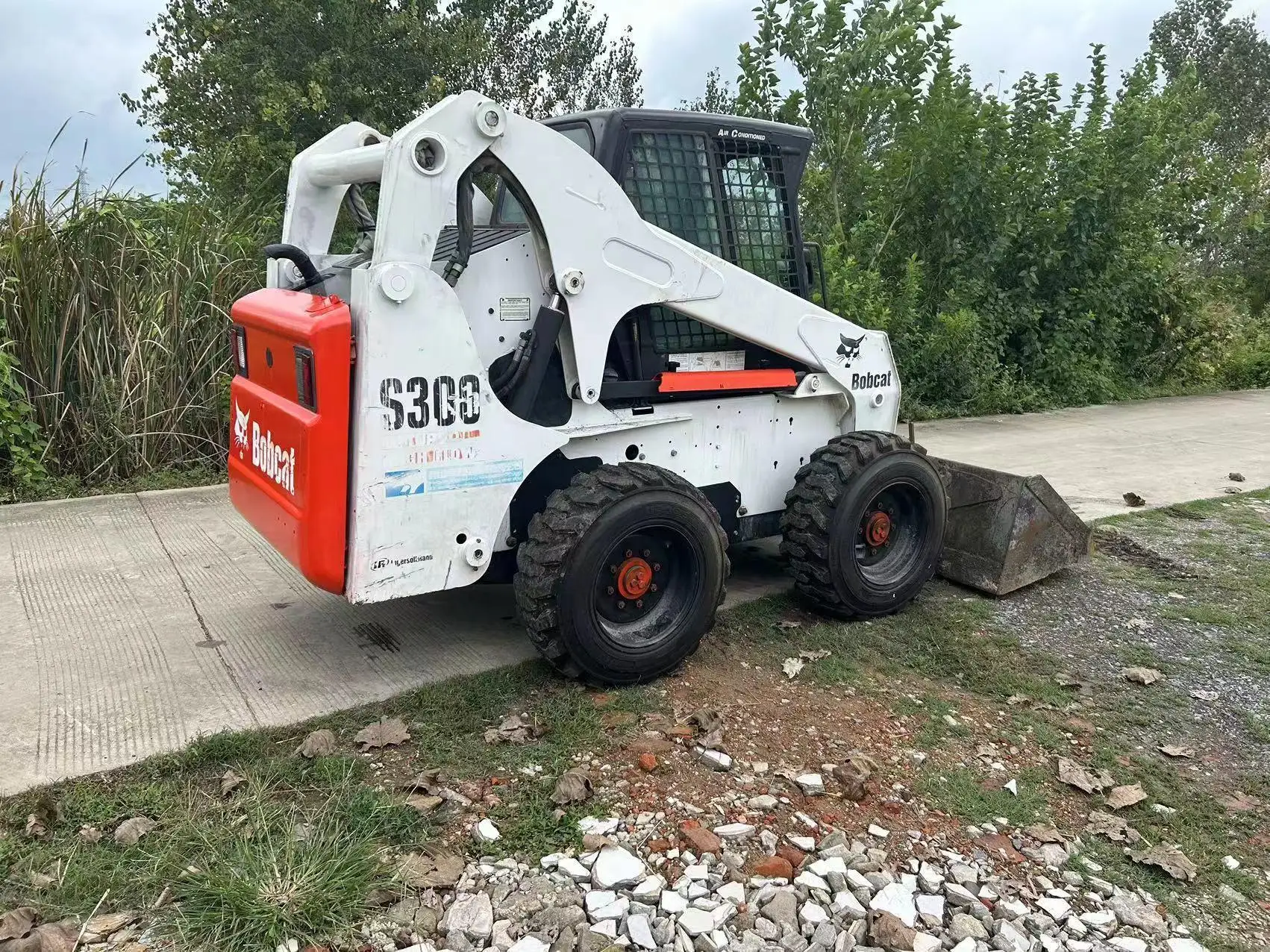 Подержанный мини-погрузчик CAT Bobcat S300 погрузчик с бортовым поворотом надежный сделанный в Японии