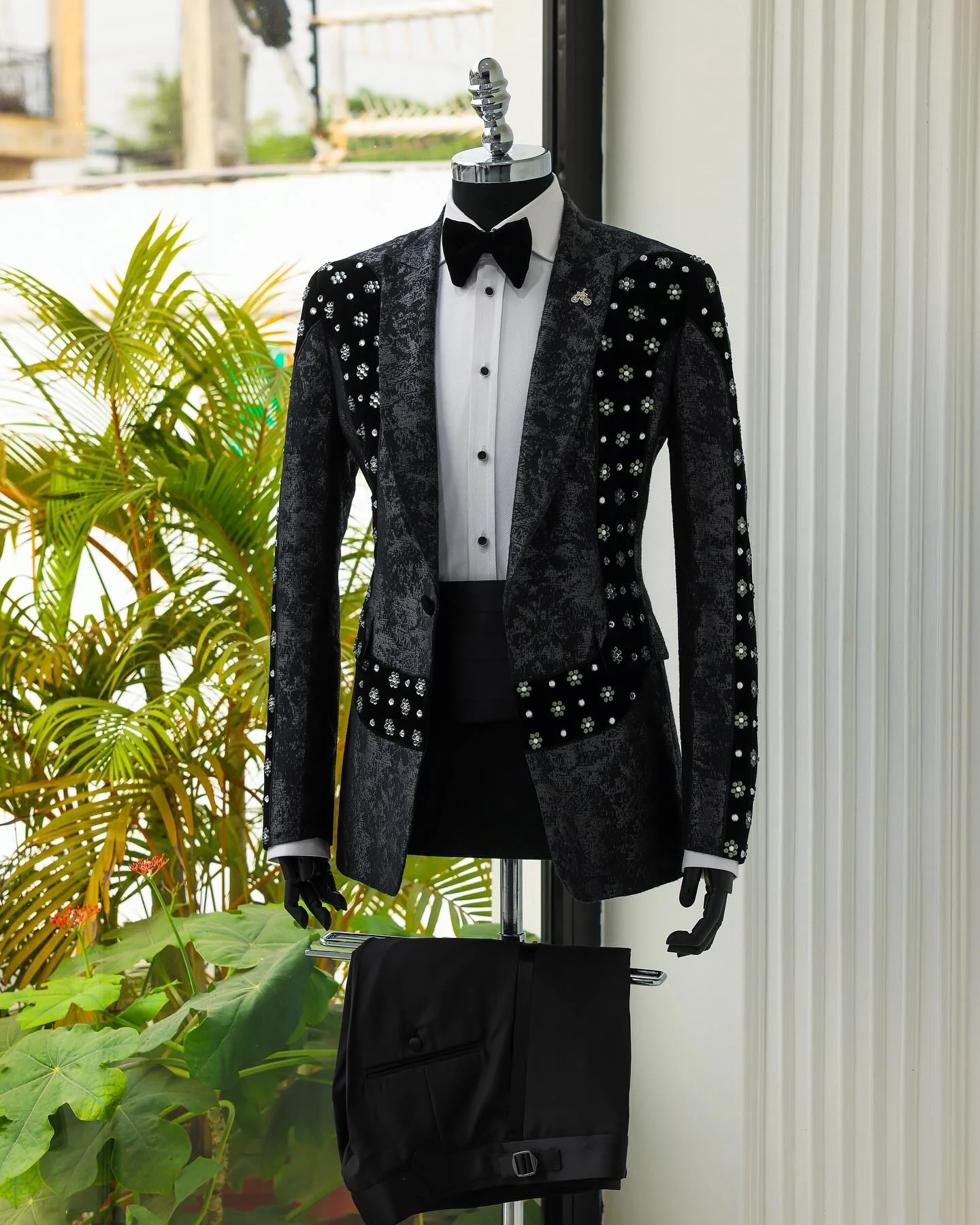 Custom  Men Suit Black Tuxedo Appliques Peaked Lapel Beads Formal Diamonds Luxury Work Wear Wedding suit