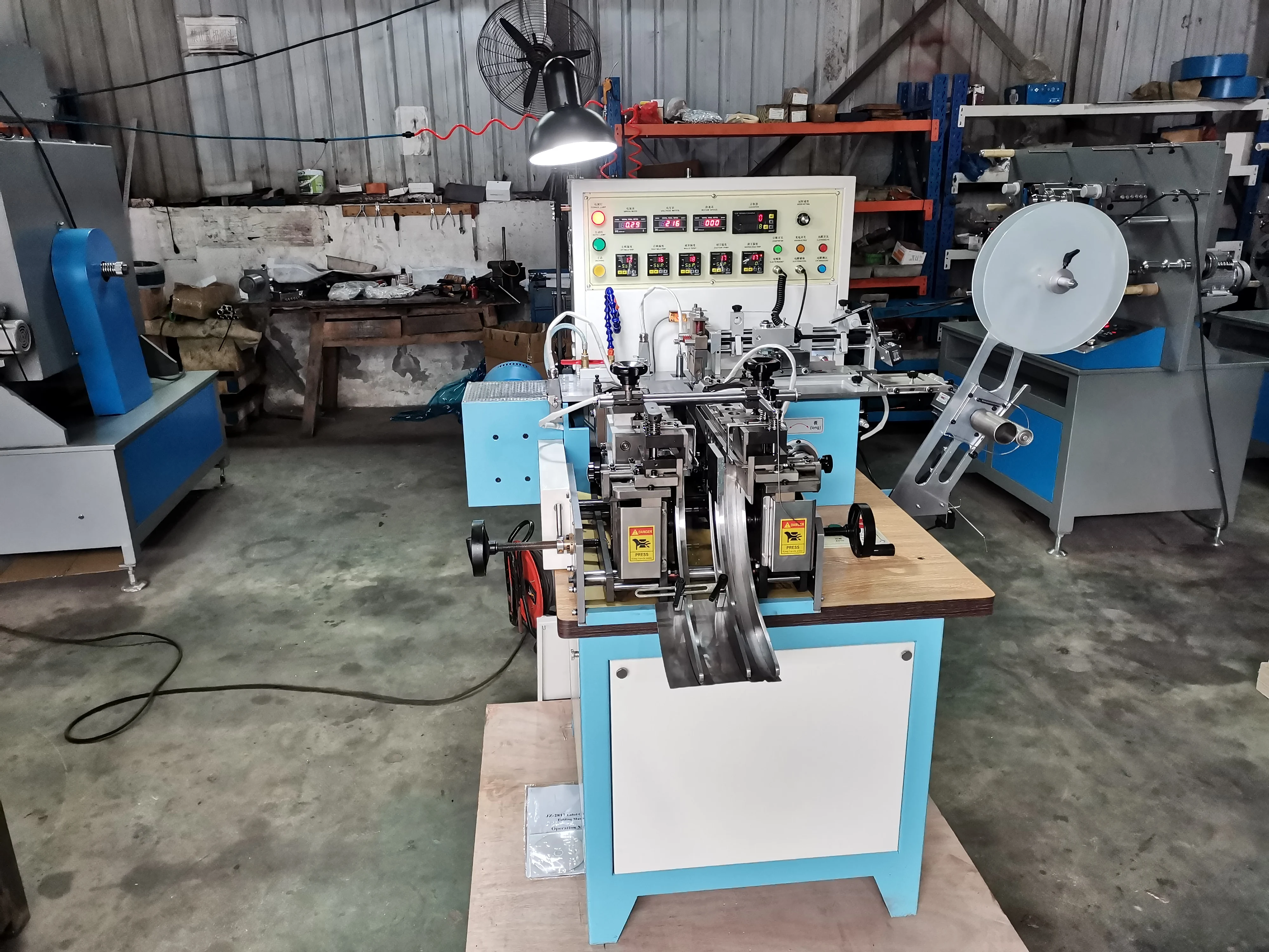 JZ-2817 автоматический сплетенный ярлык для среза краев и сложить машина для Сатиновые ленты из полиэстера, хлопковая тесьма и нейлоновой тафтяной