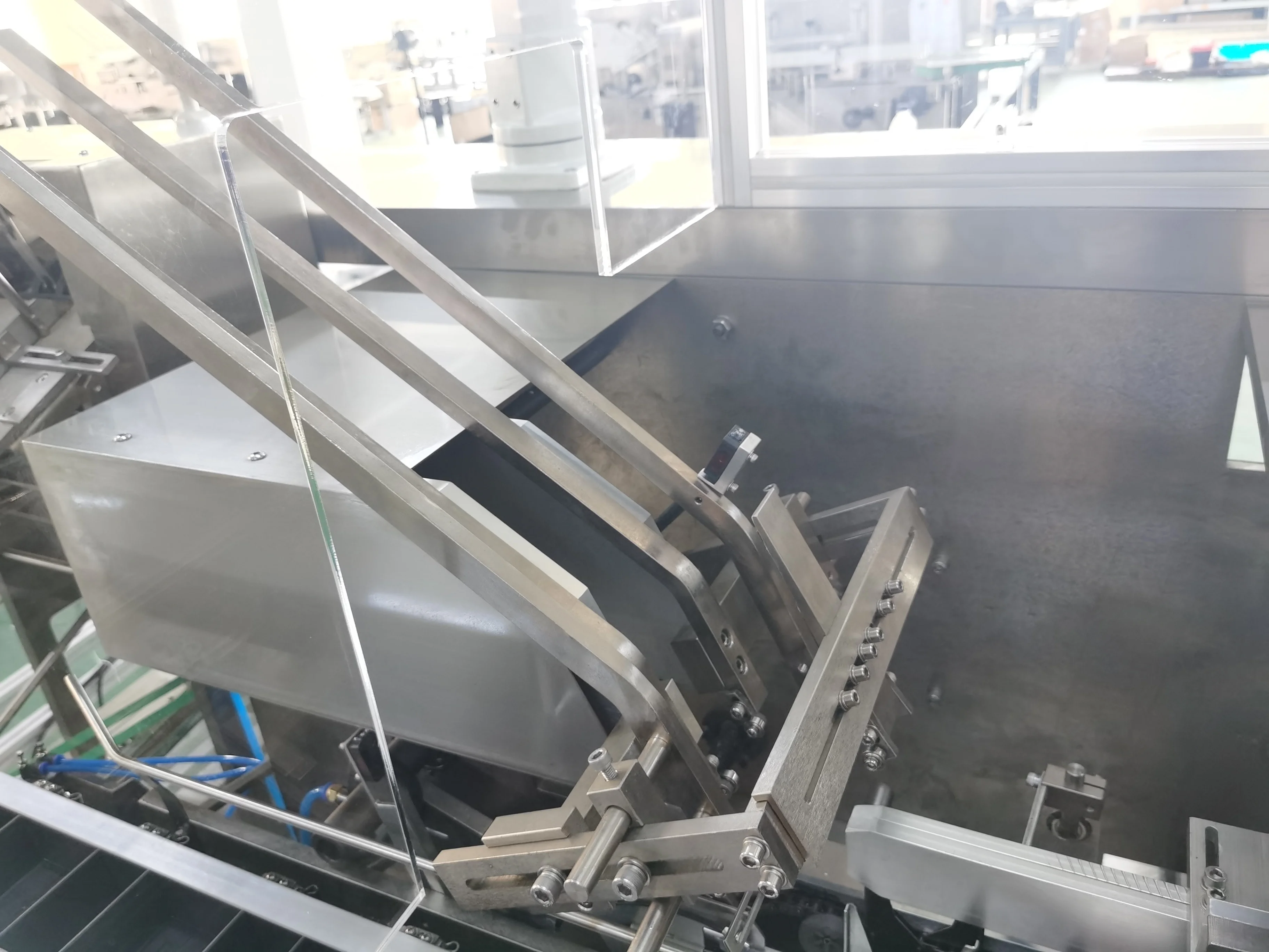 Face mask packing carton box sealing cartoning machine fully automatic