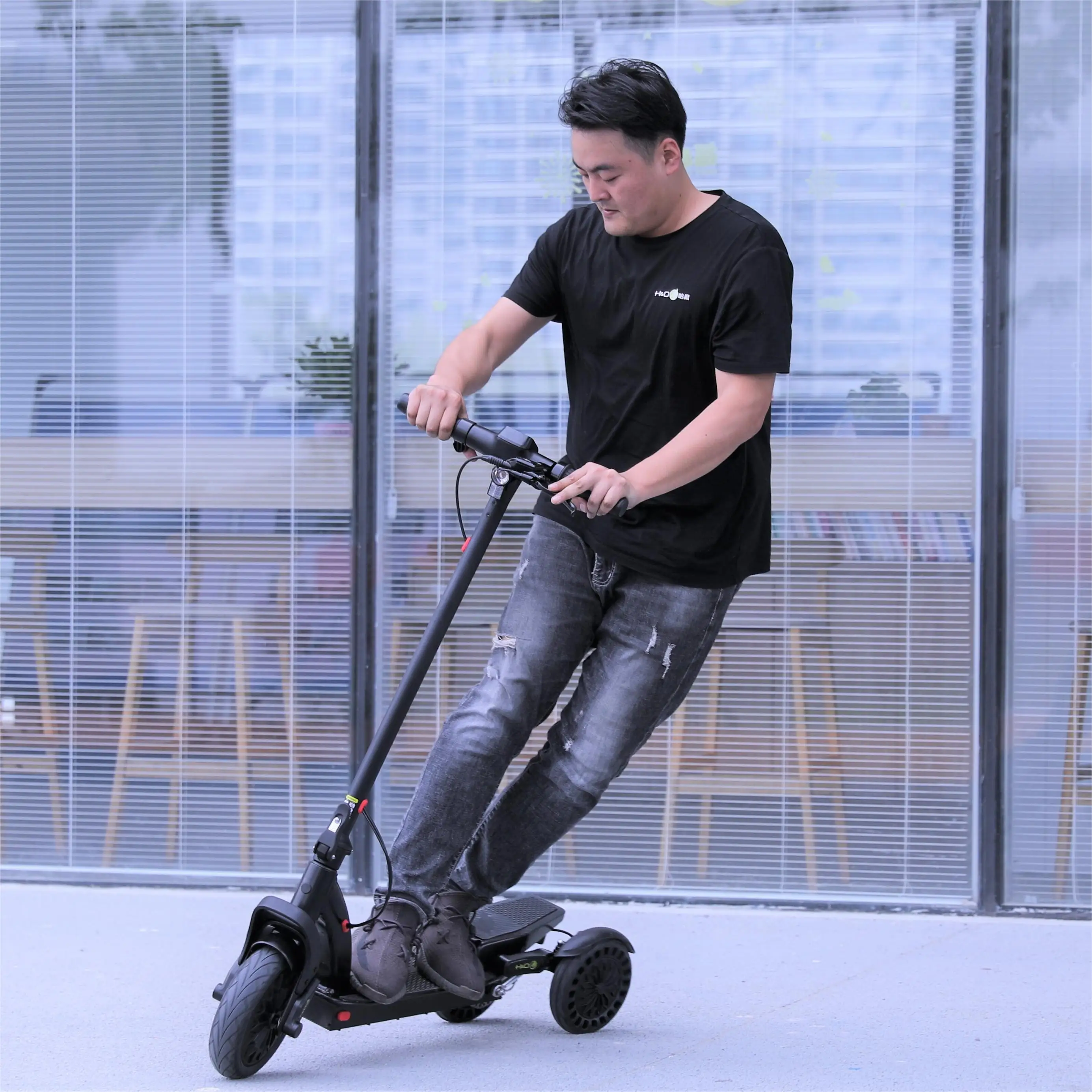 H&O 300W e scooter 36V7.5Ah Front 10inch and rear dual 8 inch tire  Folding Brake hydraulic system 3 wheels scooter