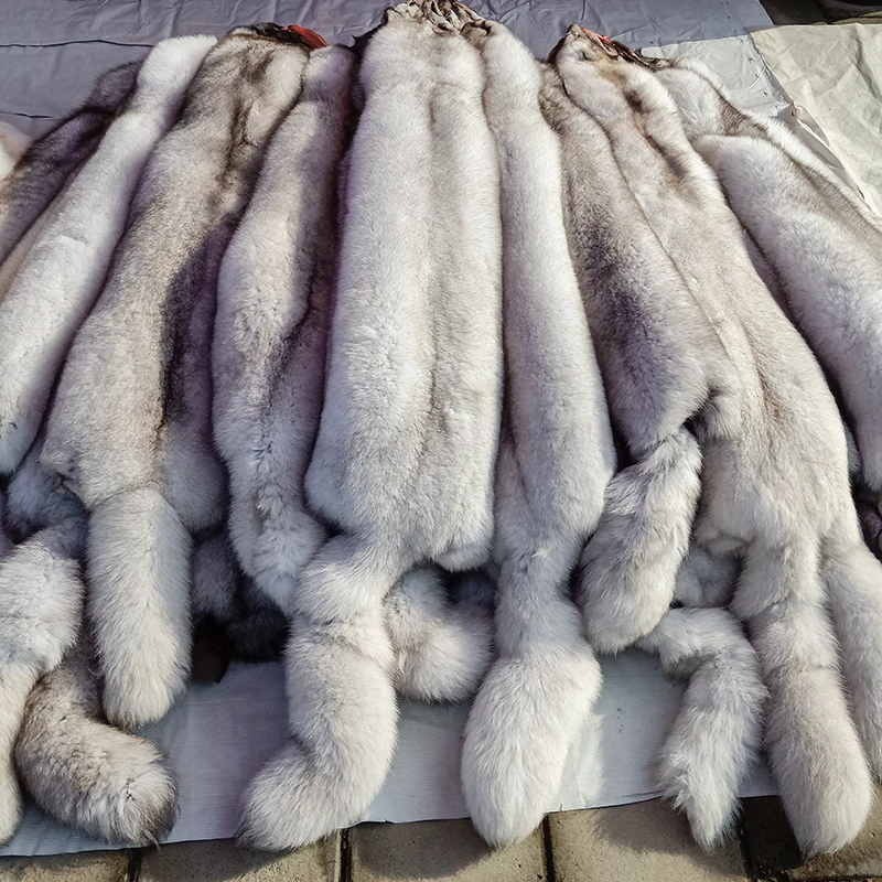 Factory Price High-quality Real Tanned Blue Accessories in Stock for Coat Fox Fur Raw Long Hair Raccoon Fur Skin Carton Natural
