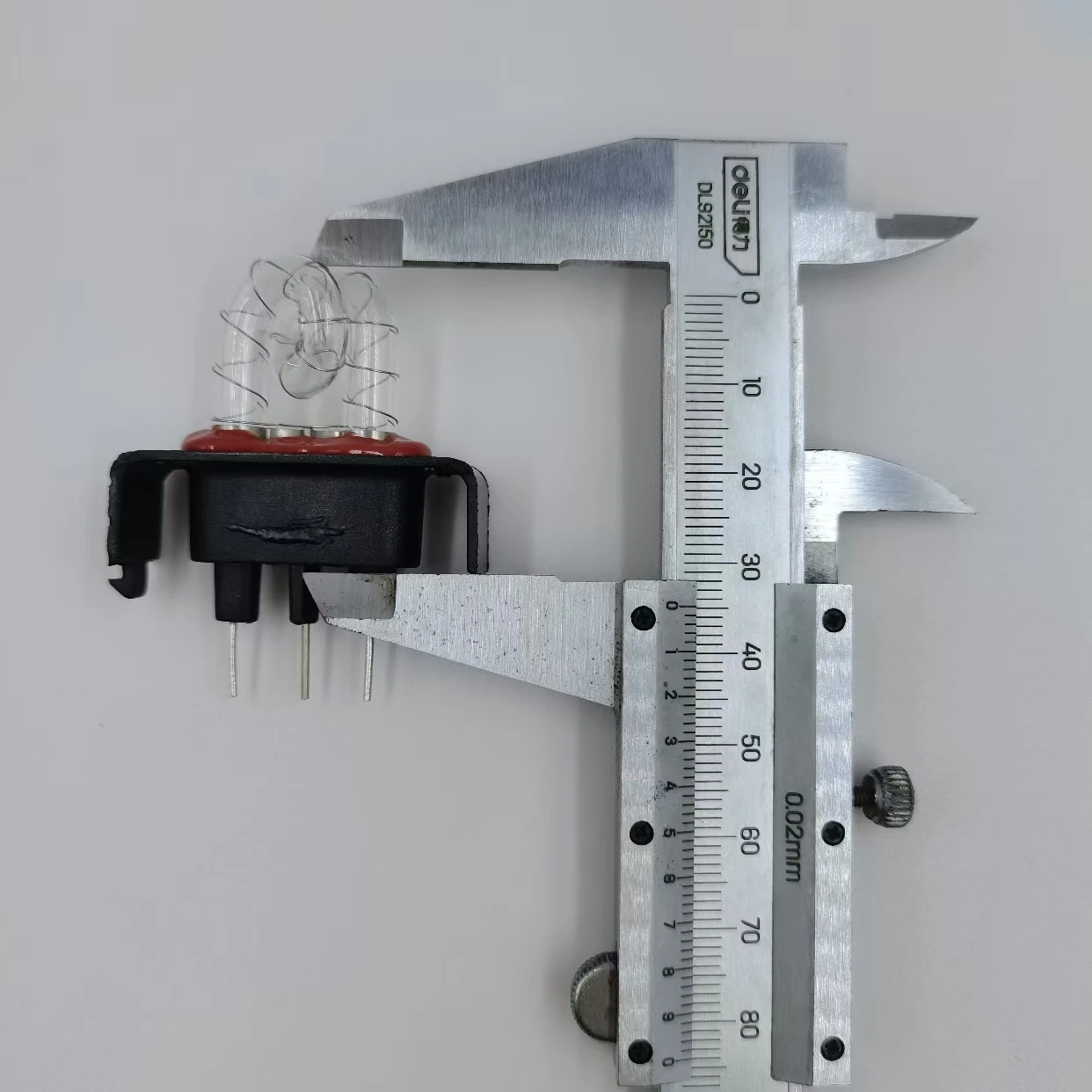 Flashing light bulbs can be used as diagnostic tools for car LCD instruments and speed measuring instruments