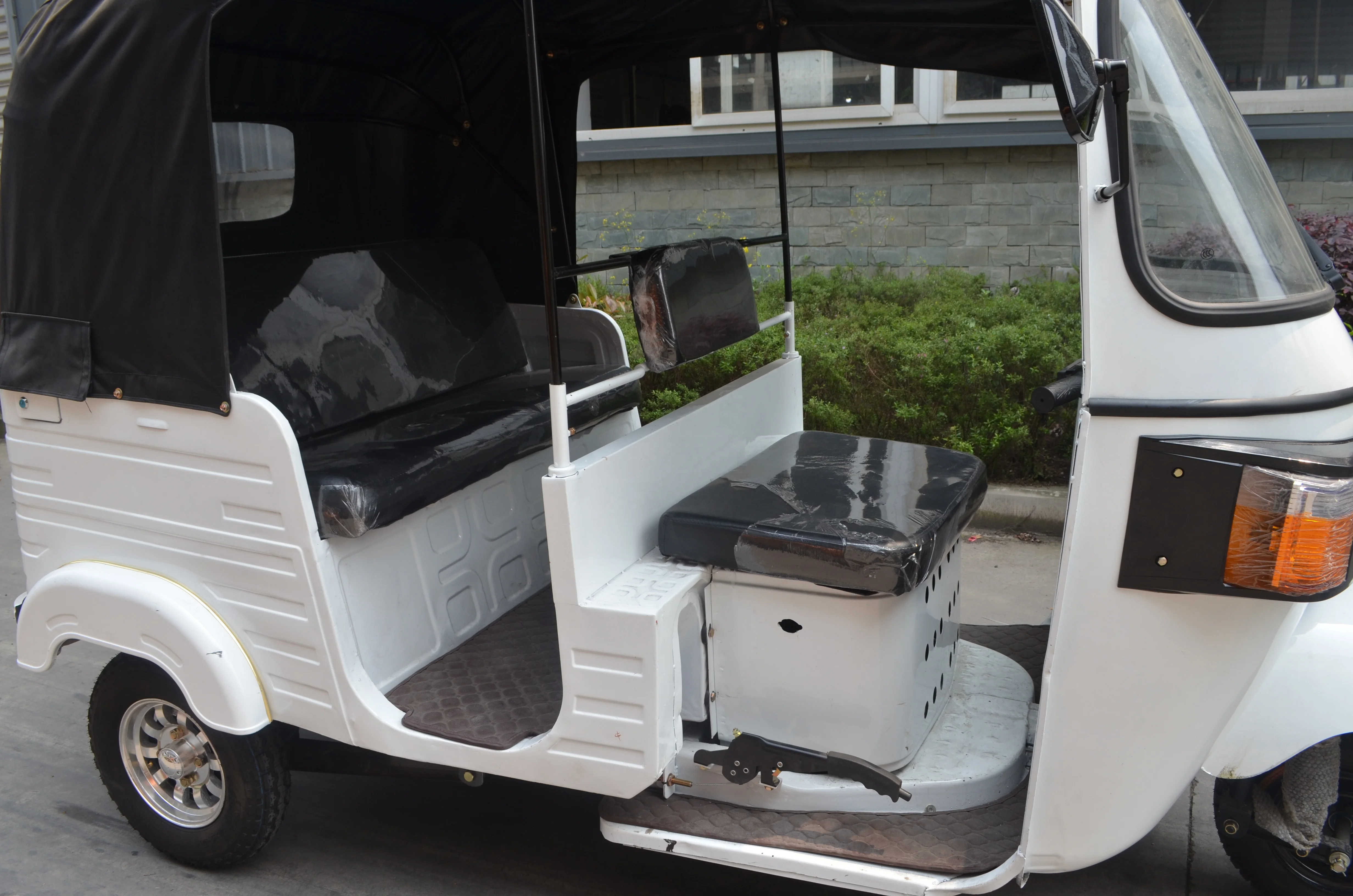 Gasoline bajaj 3 passengers 2 row bajaj passenger tricycle/three wheel motorcycle for passenger