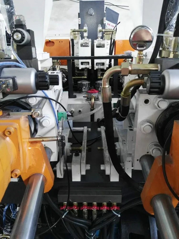 Automatic vertical TR/TPU sole injection moulding machine