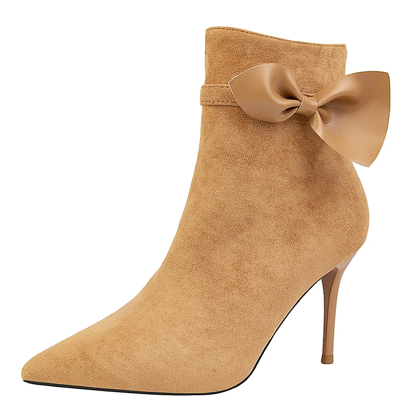 
Pretty woman with short boots boots yard of bowknot lace style of outdoor winter spring style shoes in women 