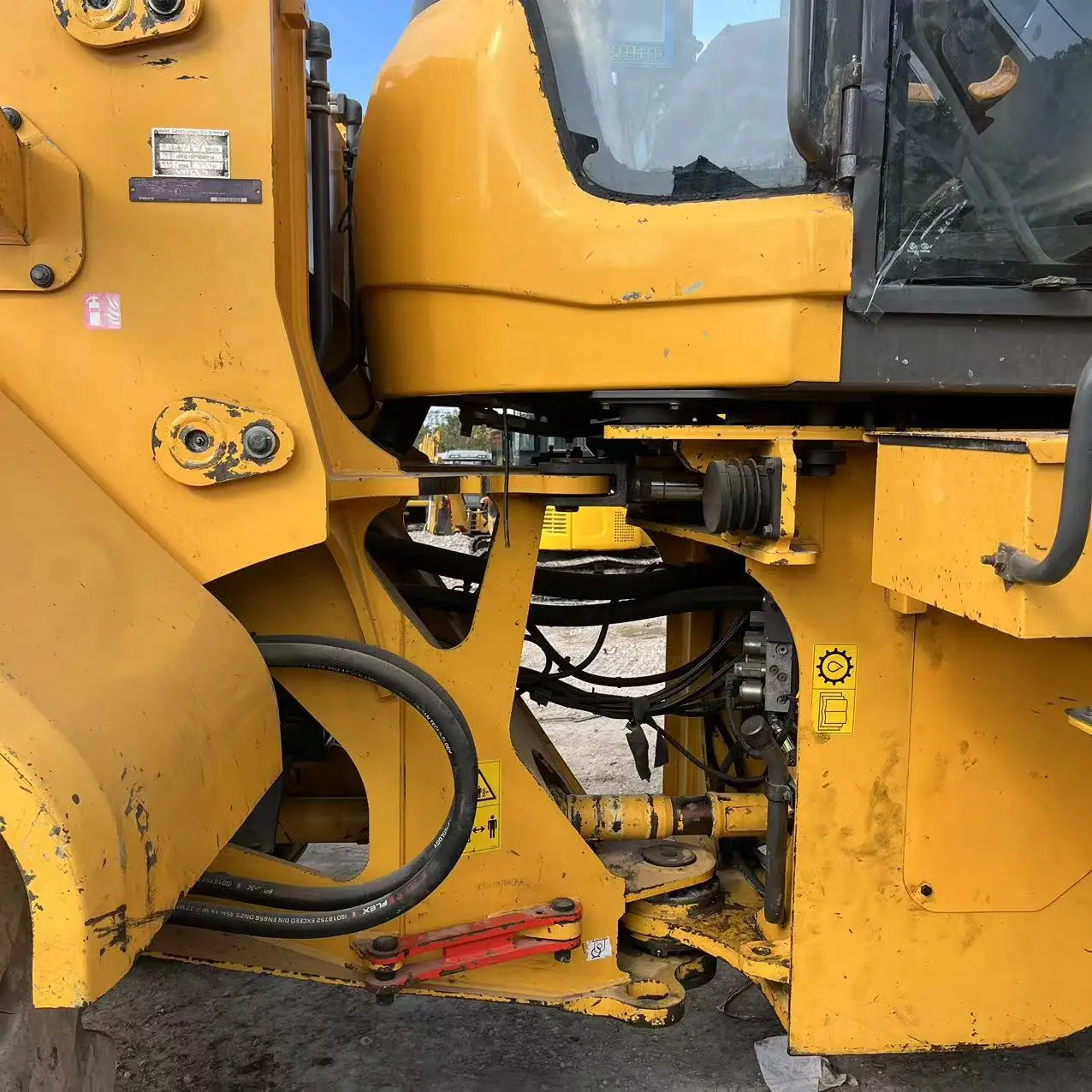 Volvo L105 Wheel Loader Factory Direct Sale Mini Loader 4 Ton Payload New Used Condition PLC Bearing Bucket 1 Year