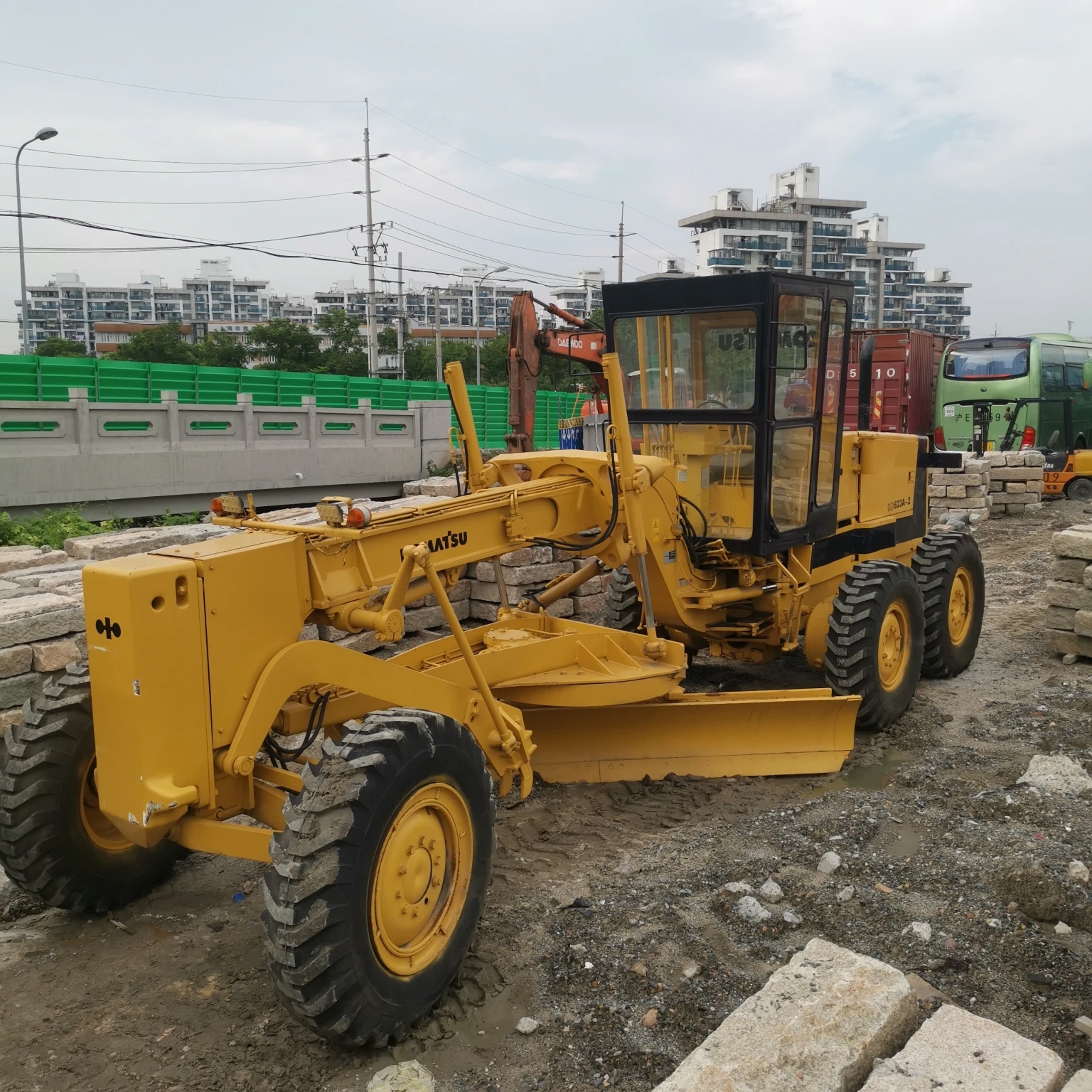  Подержанный строительный аппарат Komatsu GD623A