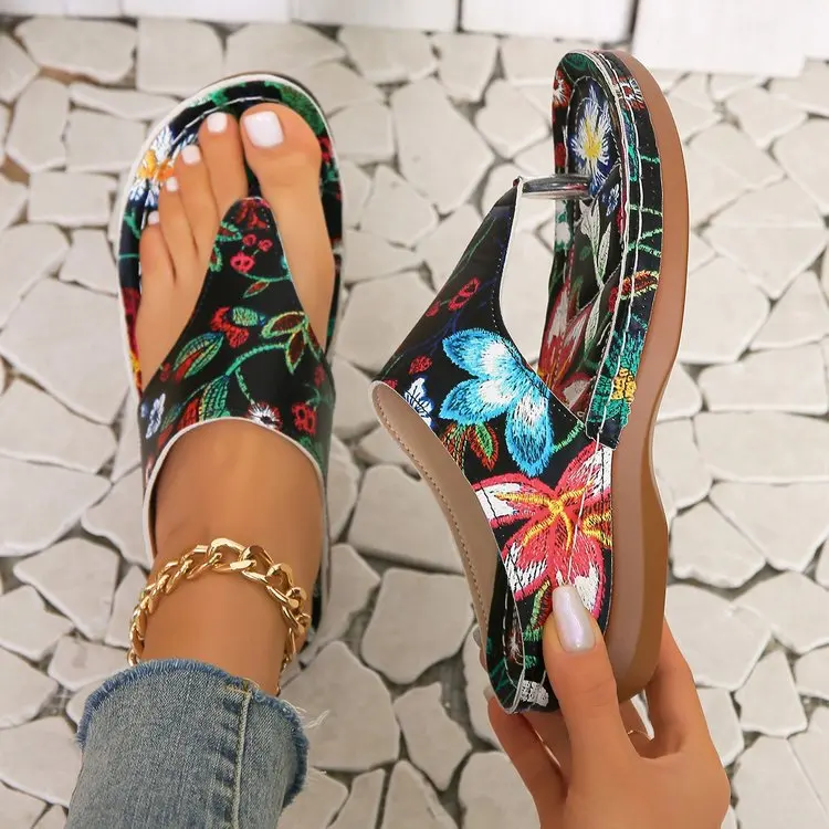 Wholesale New Clip Toe Leisure Large Size Shoes Women Outside Wear Wedge Heels Flat Beach Sandals