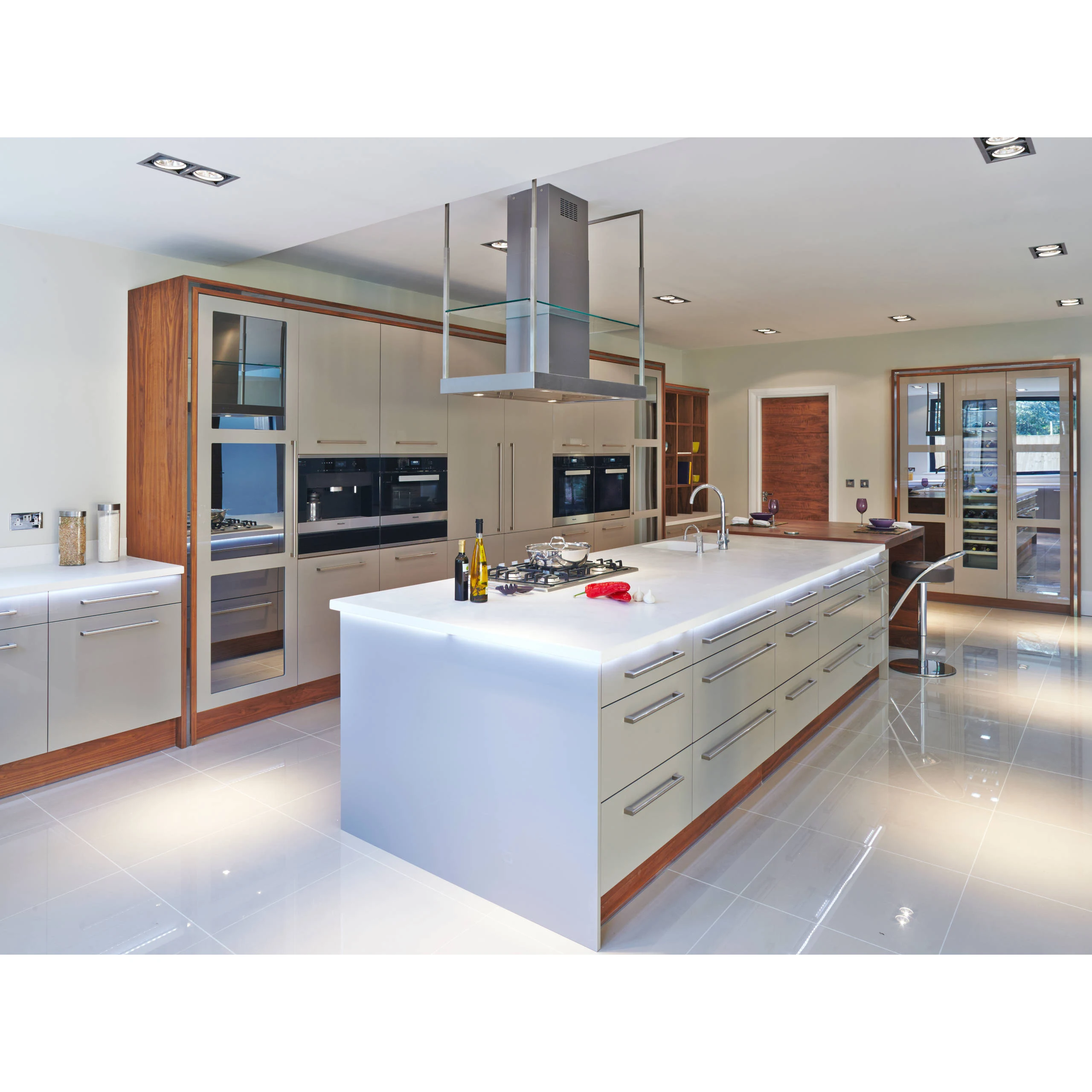 Китайский поставщик, роскошный белый лаковый кухонный шкаф с высоким блеском и дискретным светодиодным освещением