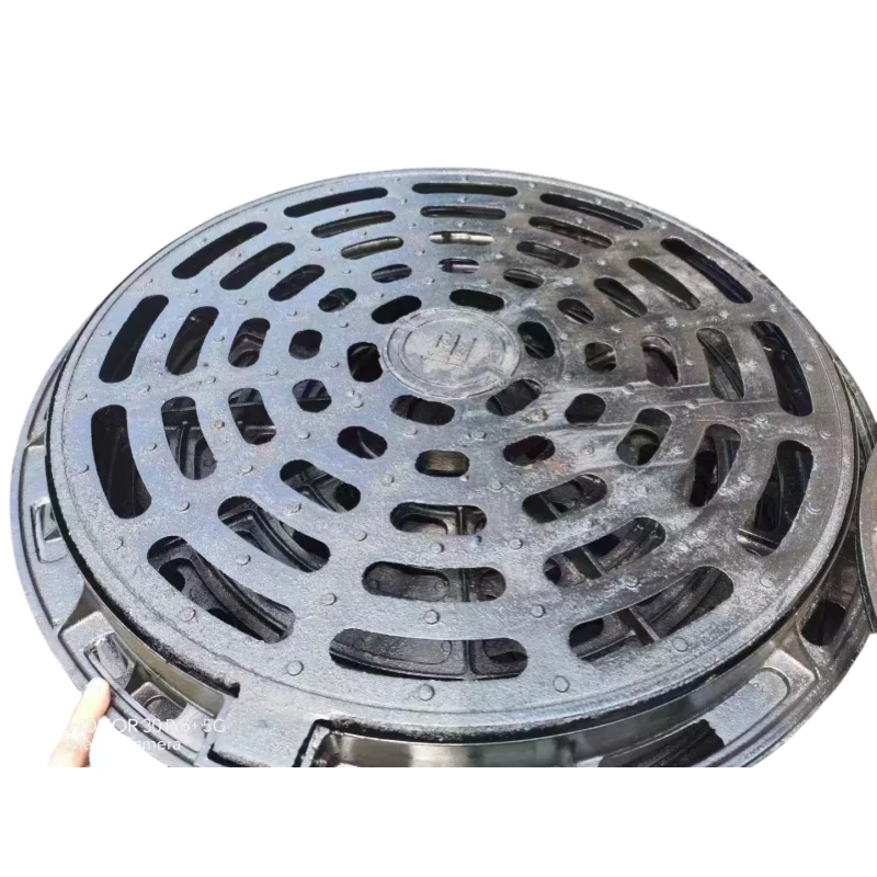 BS En124 A15 B125 C250 D400 оптовая продажа крышки люков из ковкого чугуна для проезжей части и стальная решетка слива