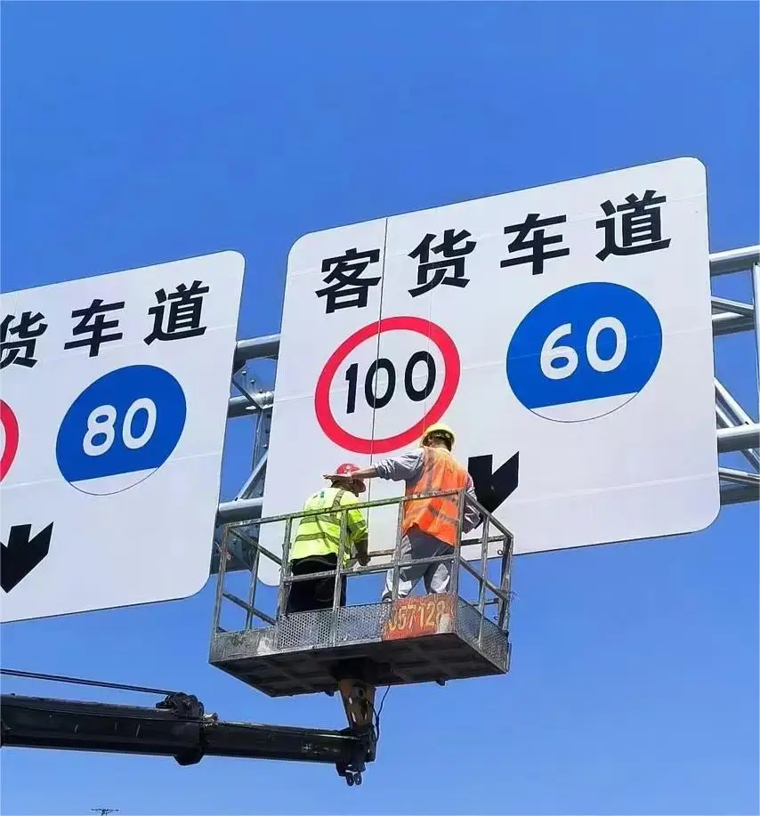 Factory Manufacturer Road Safety Traffic Led Arrow Signal Reflective Custom Delineators Warning Board Caution Pvc Signs