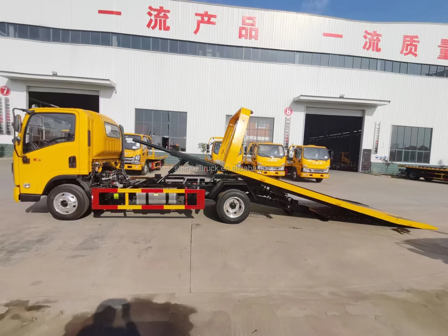 Hot Selling Light Duty Howo 4X2 6 Ton LHD/RHD Flatbed Wrecker Towing Truck Rollback Road Wreckers Tow Platform Trucks