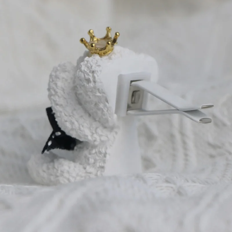 White Cute Ceramic Teddy Bear Shaped Car Vent Clip Air Freshener Essential Oil Diffuser Car Interior Decoration Perfume