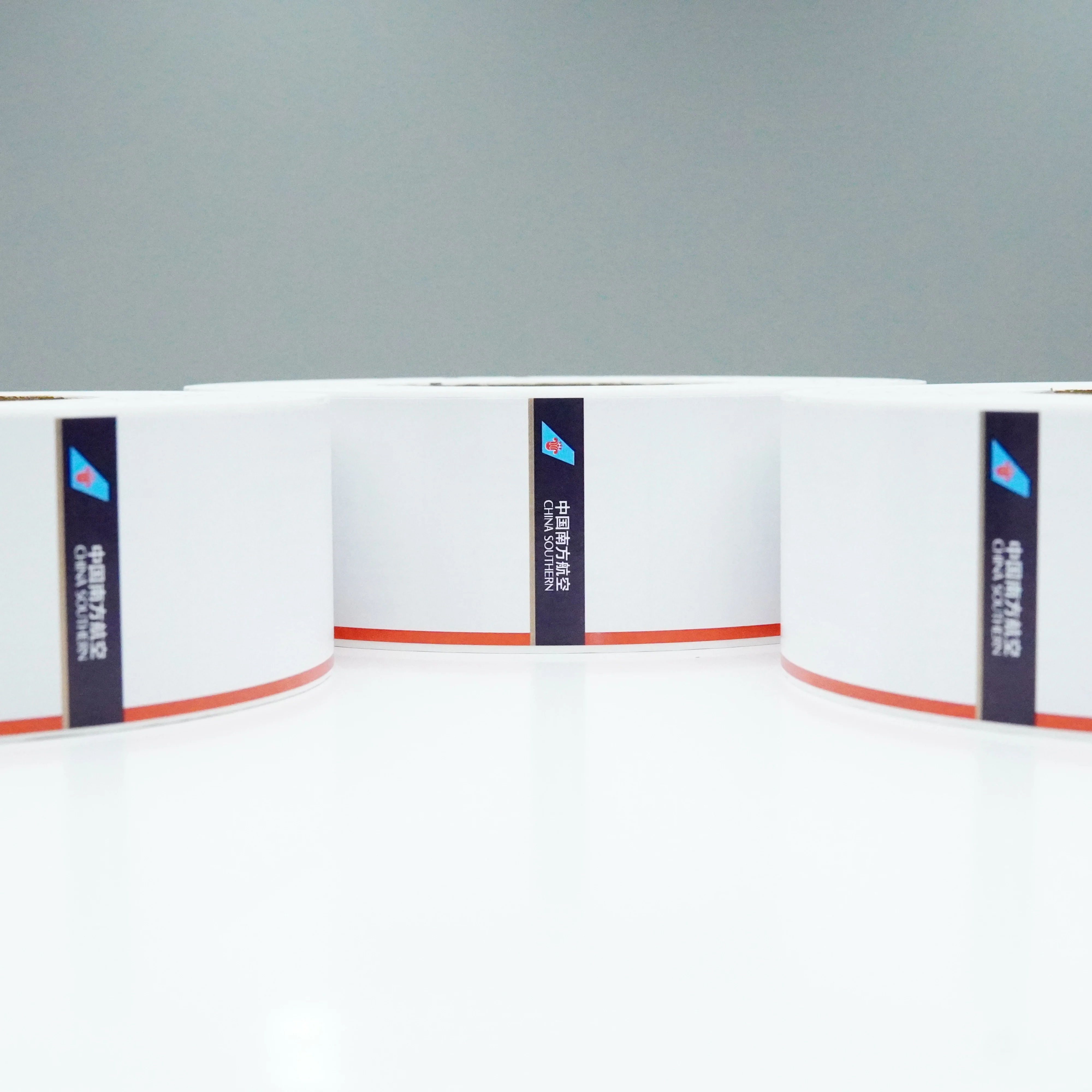 Низкая цена клейкая этикетка для термобумаги авиакомпании RFID uhf багажная бирка.