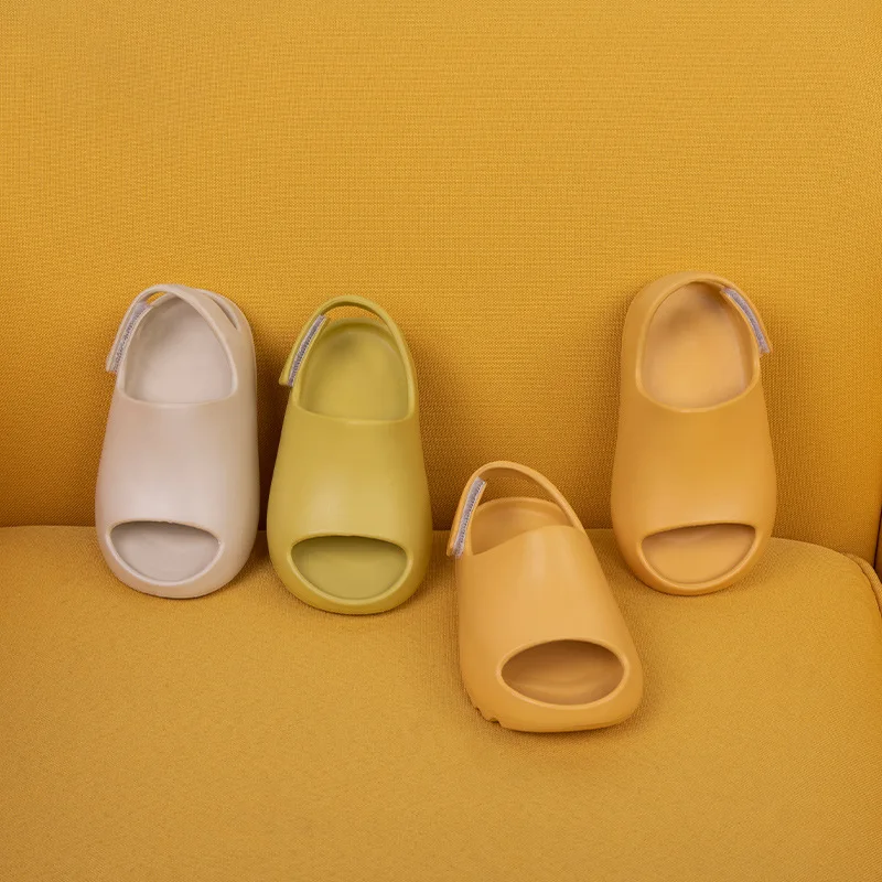 Hot Selling Children Slippers Summer Outdoor Beach Fashion EVA Sandals Kids Yeezy Slides Slippers Factory