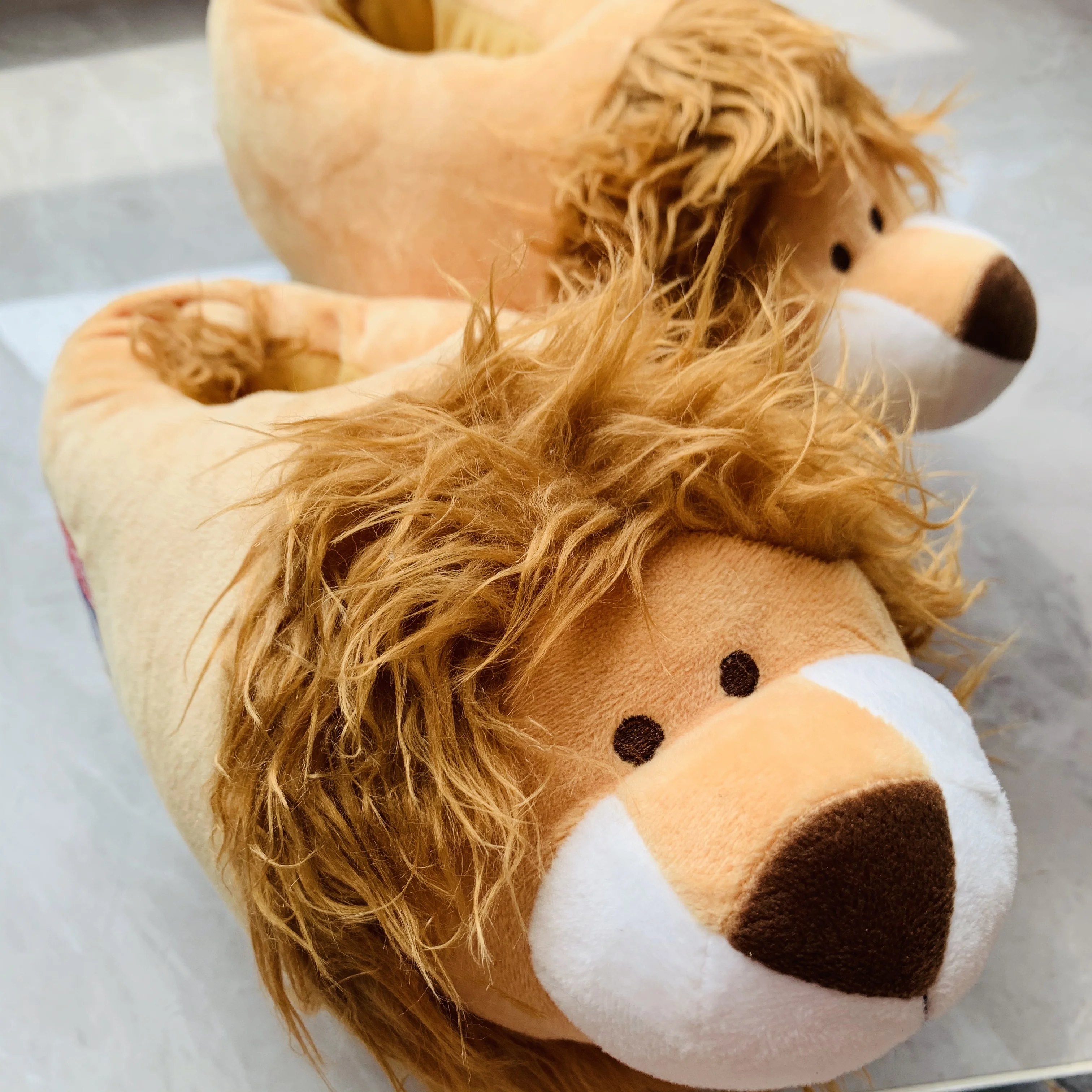Customize  winter warm plush animal heel slippers stuffed lion shaped slippers