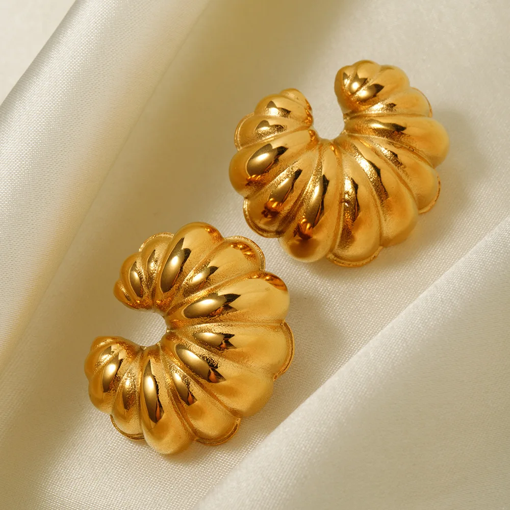 Luxe wholesale factory price women designer jewelry 18k gold surgical steel fancy chubby gold stud croissant earrings